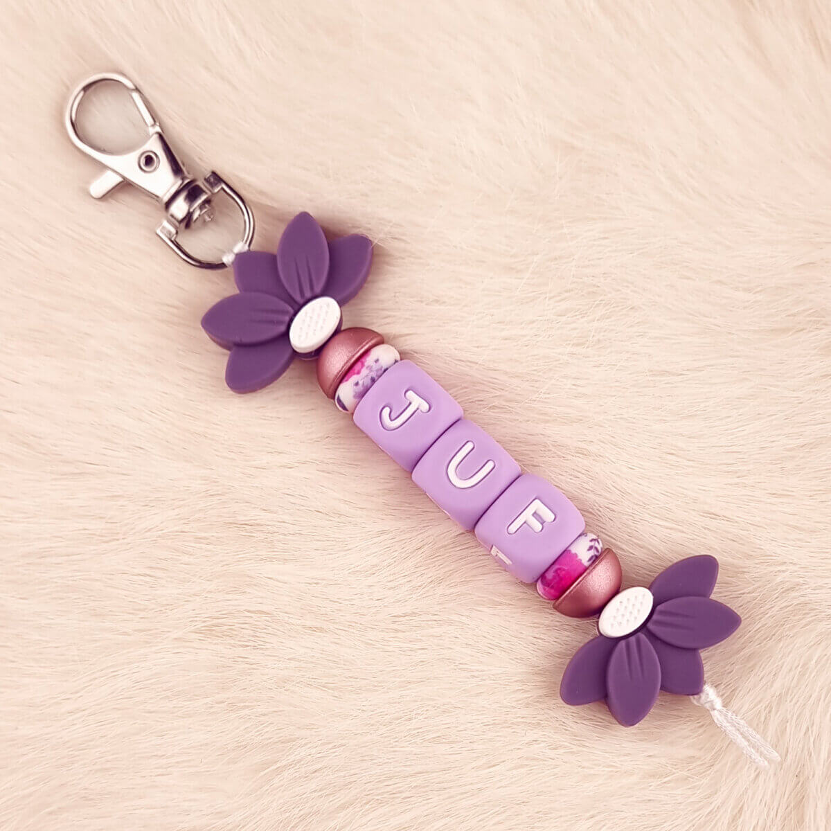 Ce kit contient toutes les fournitures pour les quatre porte-clés pour enseignants avec la demi-fleur illustrée ici. Jootjes Haakcadeautjes