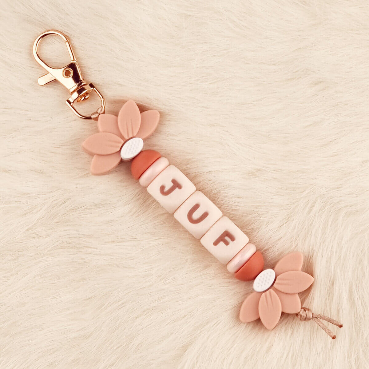 Ce kit contient toutes les fournitures pour les quatre porte-clés pour enseignants avec la demi-fleur illustrée ici. Jootjes Haakcadeautjes