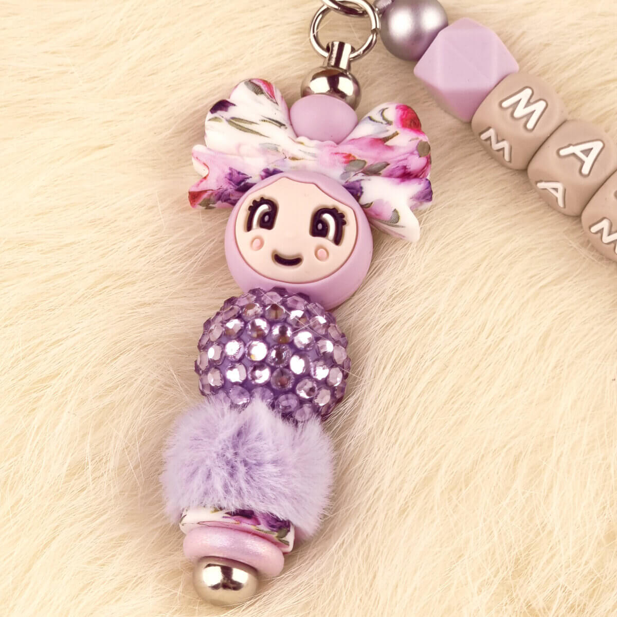 Dit setje bevat alle benodigdheden voor de Clip-on tassenhanger, Gelukspoppetje Meisje Poeder Lila en Mama tekst hanger. Jootjes Haakcadeautjes