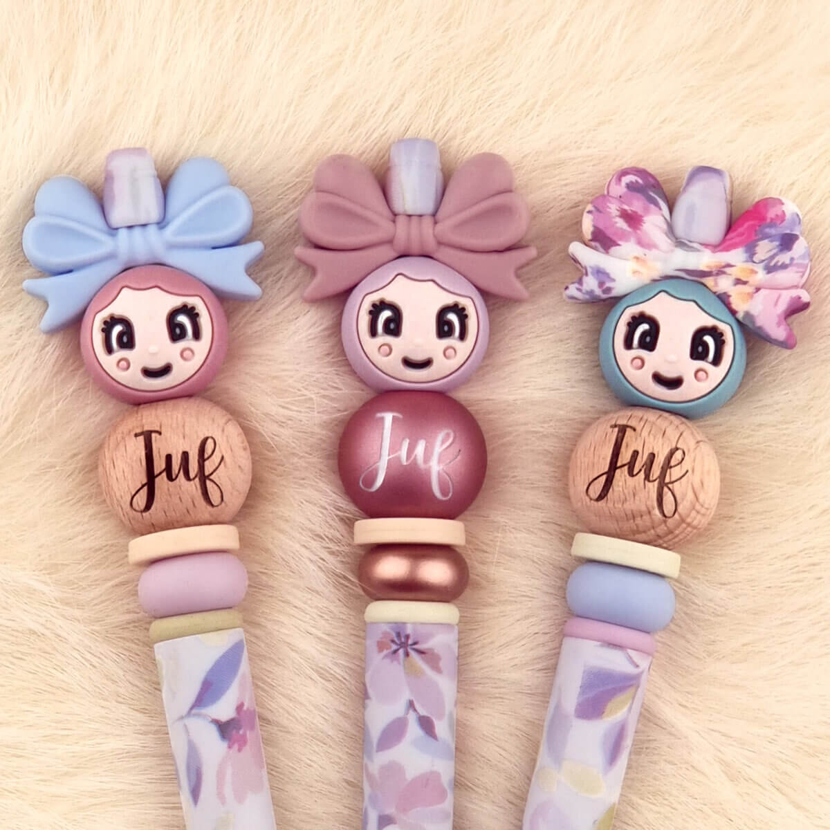 Deze set bevat alle onderdelen voor deze Pennenset Juf in kleurencombinatie Purple Violet. Jootjes Haakcadeautjes