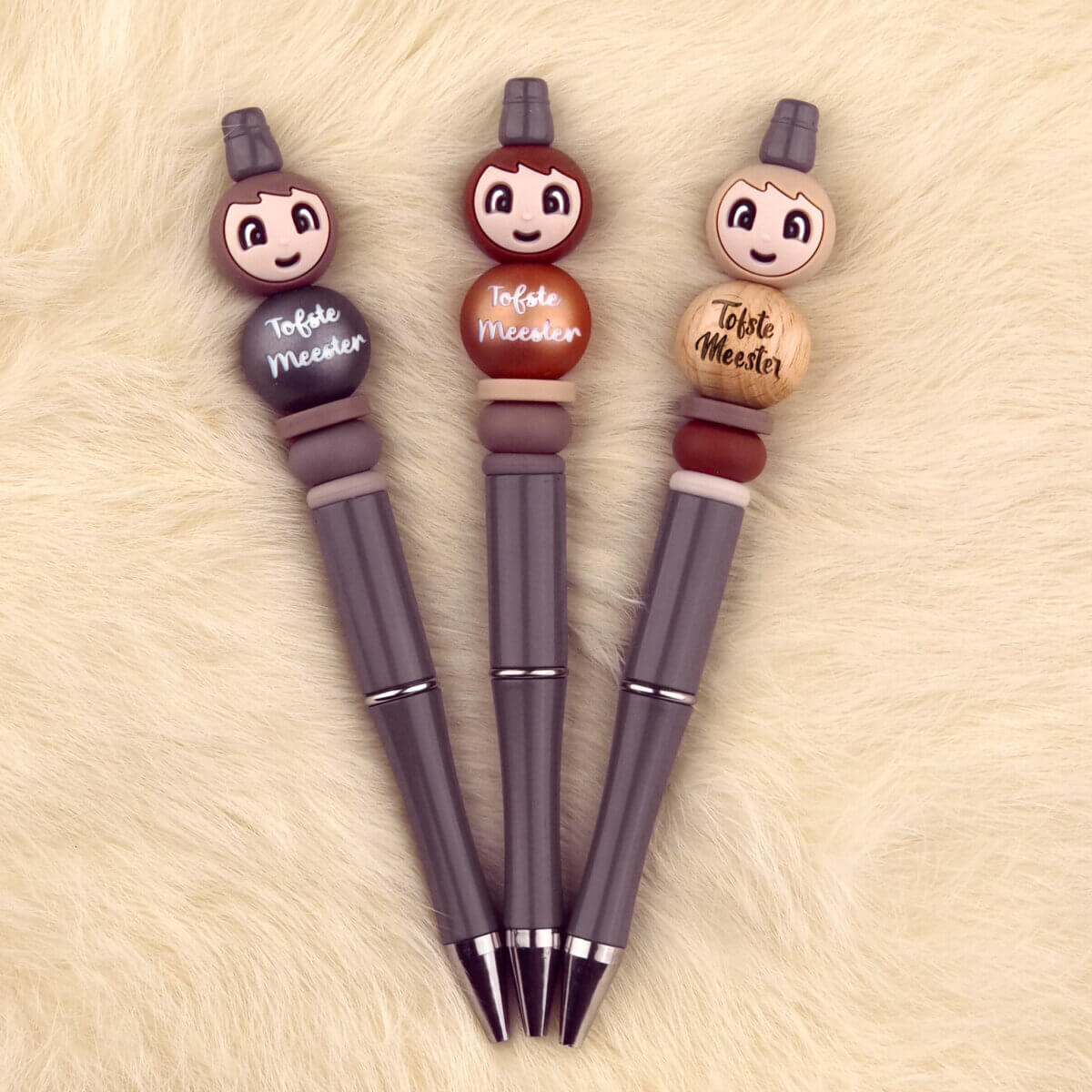 Deze set bevat alle onderdelen voor de Pennenset Meester Bruin. Jootjes Haakcadeautjes