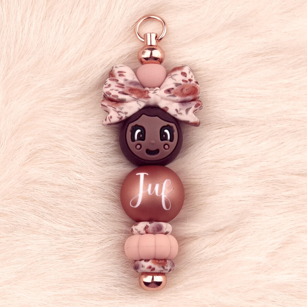 Dieses Set enthält alles Wesentliche für die Lehrerin in der Farbe Copper Nugget mit dunklerem "Brownie/Choco" Mädchen. Jootjes Haakcadeautjes