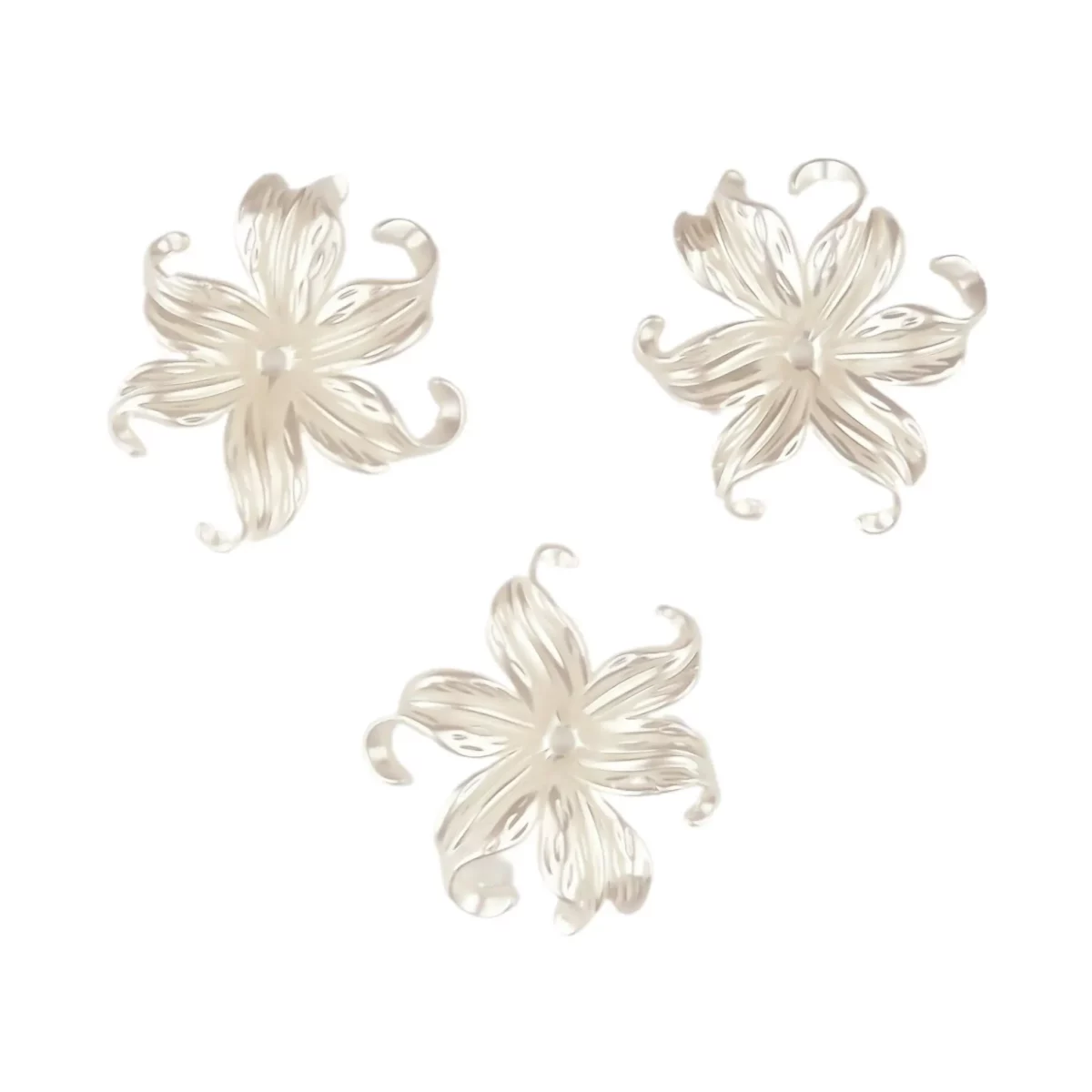 Couleur : Flower- Metallic Pearl White - 10x40 MM Matériau : Acrylic Type : Acrylic Flower- Metallic Pearl White - 10x40 MM Convient aux porte-clés et aux <a href="https://www.jootjeshaakcadeautjes.nl/product-categorie/siliconen-kralen-bpa-vrij-groothandel/siliconen-kralen-multicolor-luxekralen-alles/siliconen-kralen-gelukspoppetjes-luckyjos/">poupées porte-bonheur</a> <a href="https://www.jootjeshaakcadeautjes.nl/product/houten-kraal-smiley-gelukspoppetje-haken-beukenhout-20-mm/">en bois</a> et en <a href="https://www.jootjeshaakcadeautjes.nl/product-categorie/siliconen-kralen-bpa-vrij-groothandel/siliconen-kralen-multicolor-luxekralen-alles/siliconen-kralen-gelukspoppetjes-luckyjos/">silicone</a>. Jootjes Haakcadeautjes