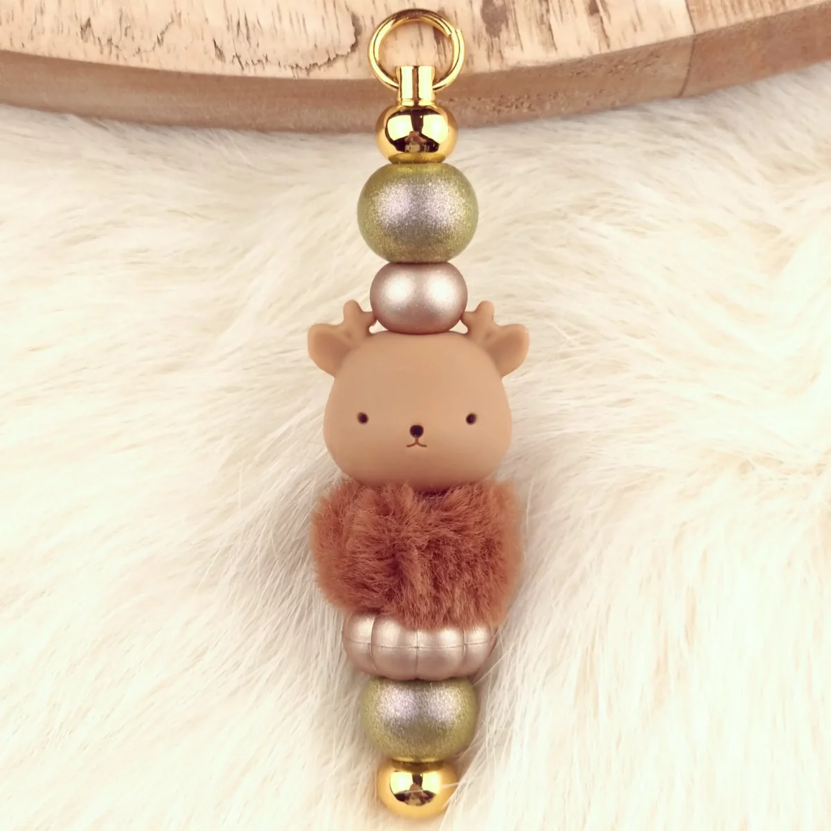 This kit contains all the supplies needed to be able to make a homemade Christmas Pendant - Deer - Caramel . Jootjes Haakcadeautjes