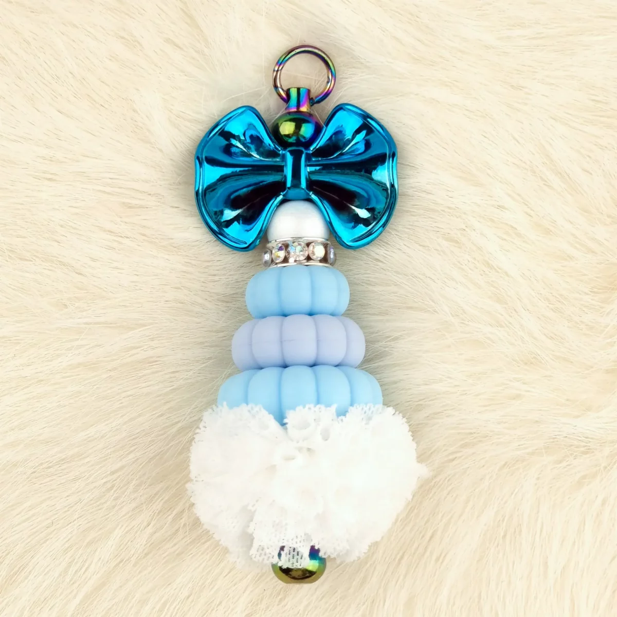 This kit contains all the supplies for being able to make a homemade Christmas Tree Pendant - Blue from silicone beads. Jootjes Haakcadeautjes