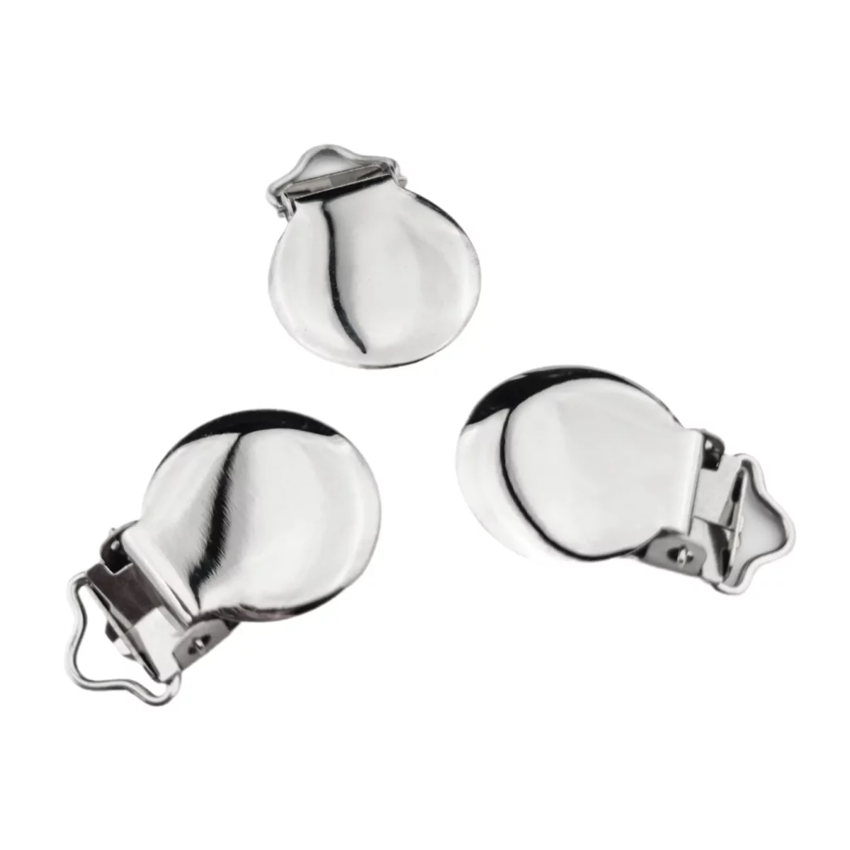 <ul> <li>Speenclip metaal rond</li> <li>Variant: glanzend zilver metaal (RVS), smalle aanhechting</li> <li>Babyclip die goed klemt</li> <li>Loodvrij metaal</li> </ul> Jootjes Haakcadeautjes