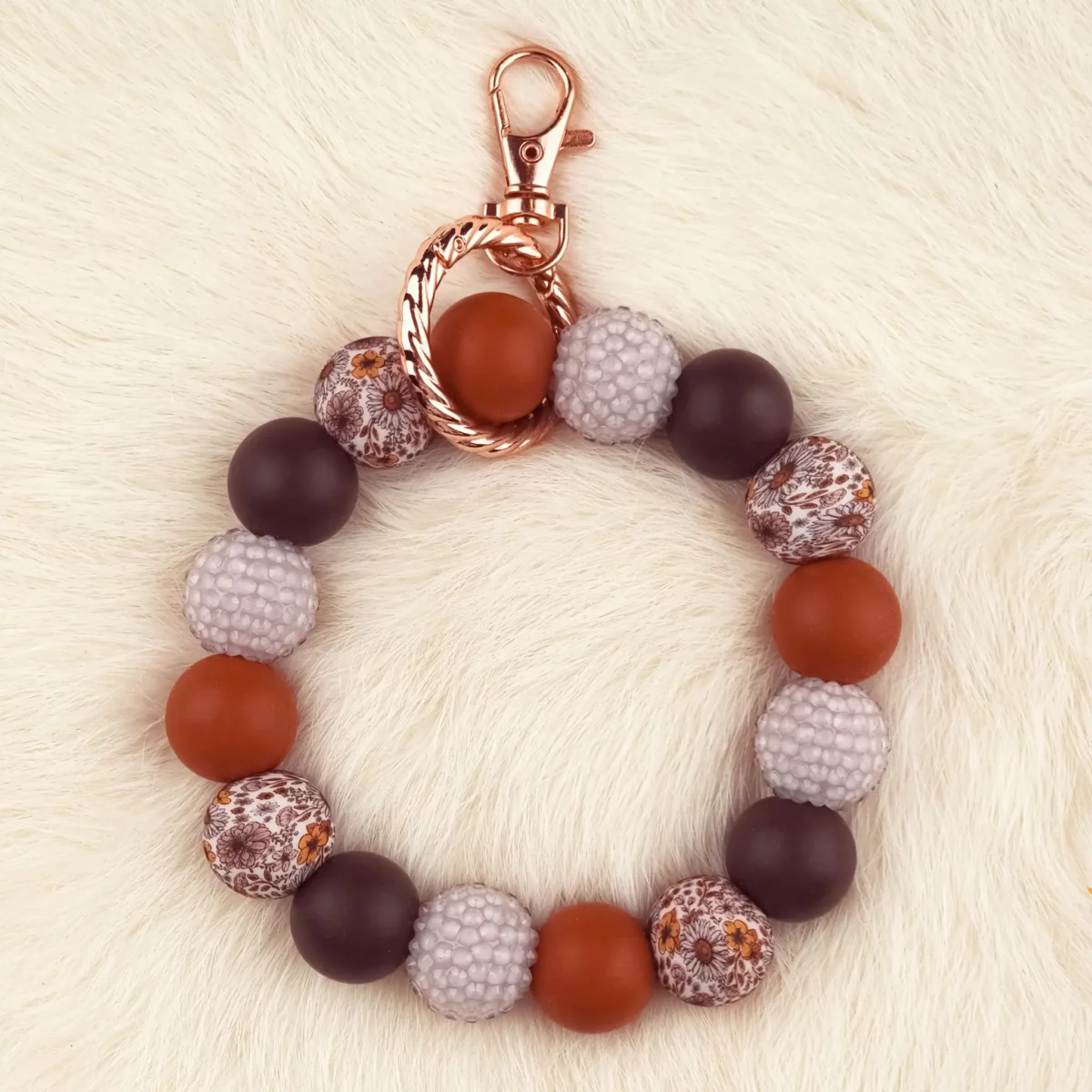 Dit setje bevat alle benodigdheden voor het kunnen maken van een zelfgemaakte Wristlet van siliconen kralen. In dit geval specifiek het type met de kleuren Everlasting - Cajun - Champagne Pink. Jootjes Haakcadeautjes