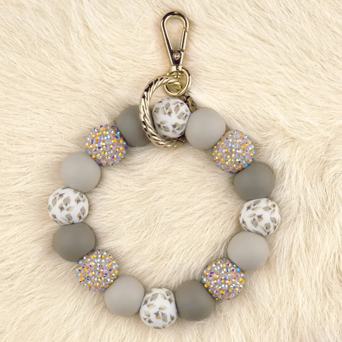 This kit contains all the supplies for being able to make a homemade Wristlet from silicone beads. In this case specifically the type with the colors Dessert Sage - Acrylic with stones Wood Jootjes Haakcadeautjes