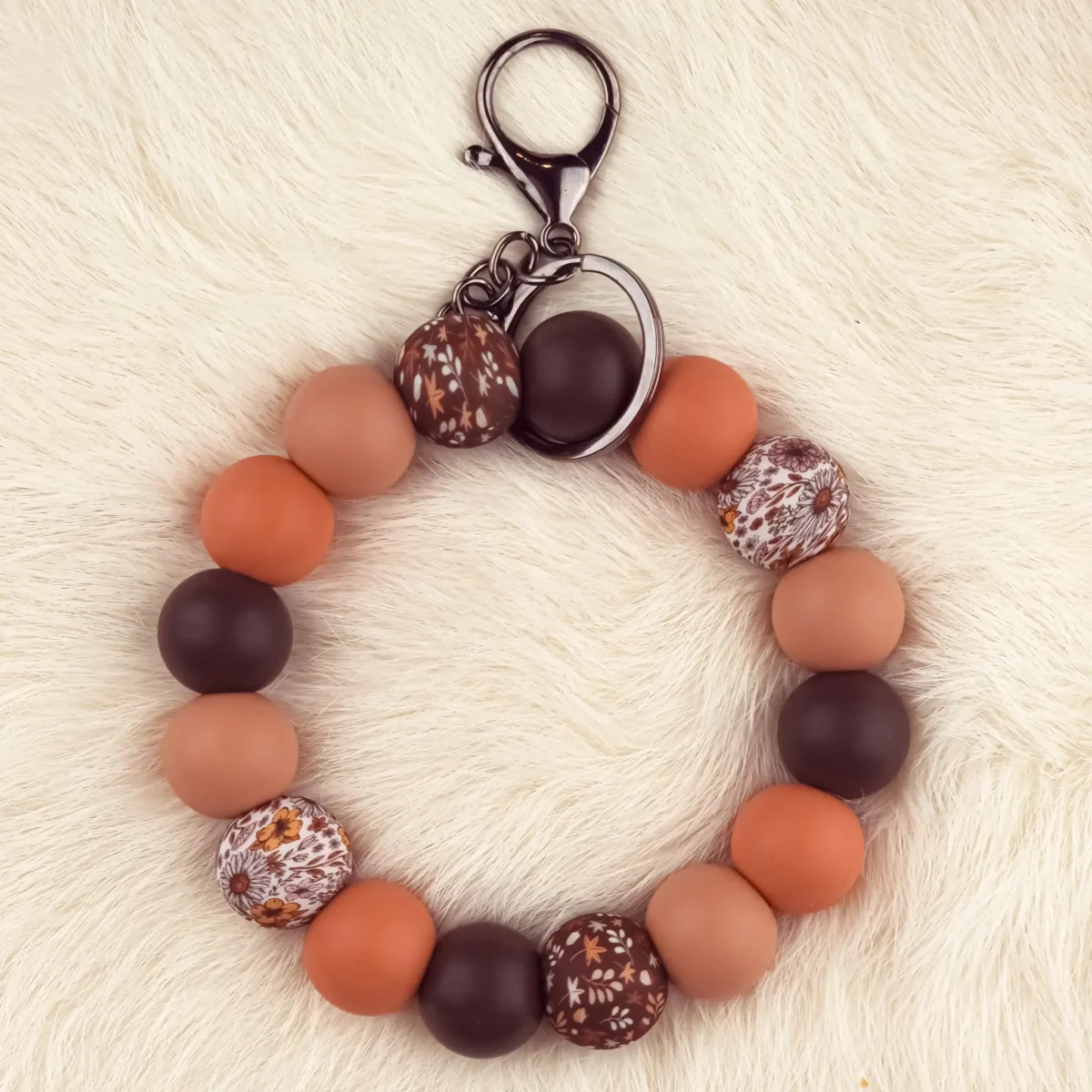 Dit setje bevat alle benodigdheden voor het kunnen maken van een zelfgemaakte Wristlet van siliconen kralen. In dit geval specifiek het type met de kleuren Everlasting - Herfst Printjesl. Jootjes Haakcadeautjes