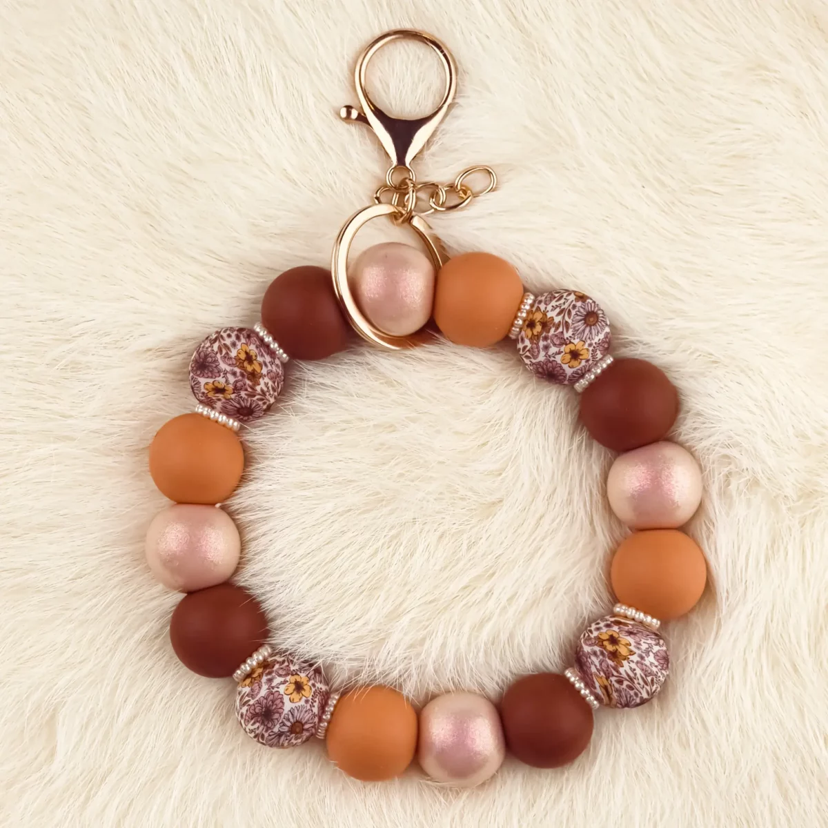 Dit setje bevat alle benodigdheden voor het kunnen maken van een zelfgemaakte Wristlet van siliconen kralen. In dit geval specifiek het type met de kleuren Everlasting - Kastanje - Terracotta - Poeder Nude Parel. Jootjes Haakcadeautjes