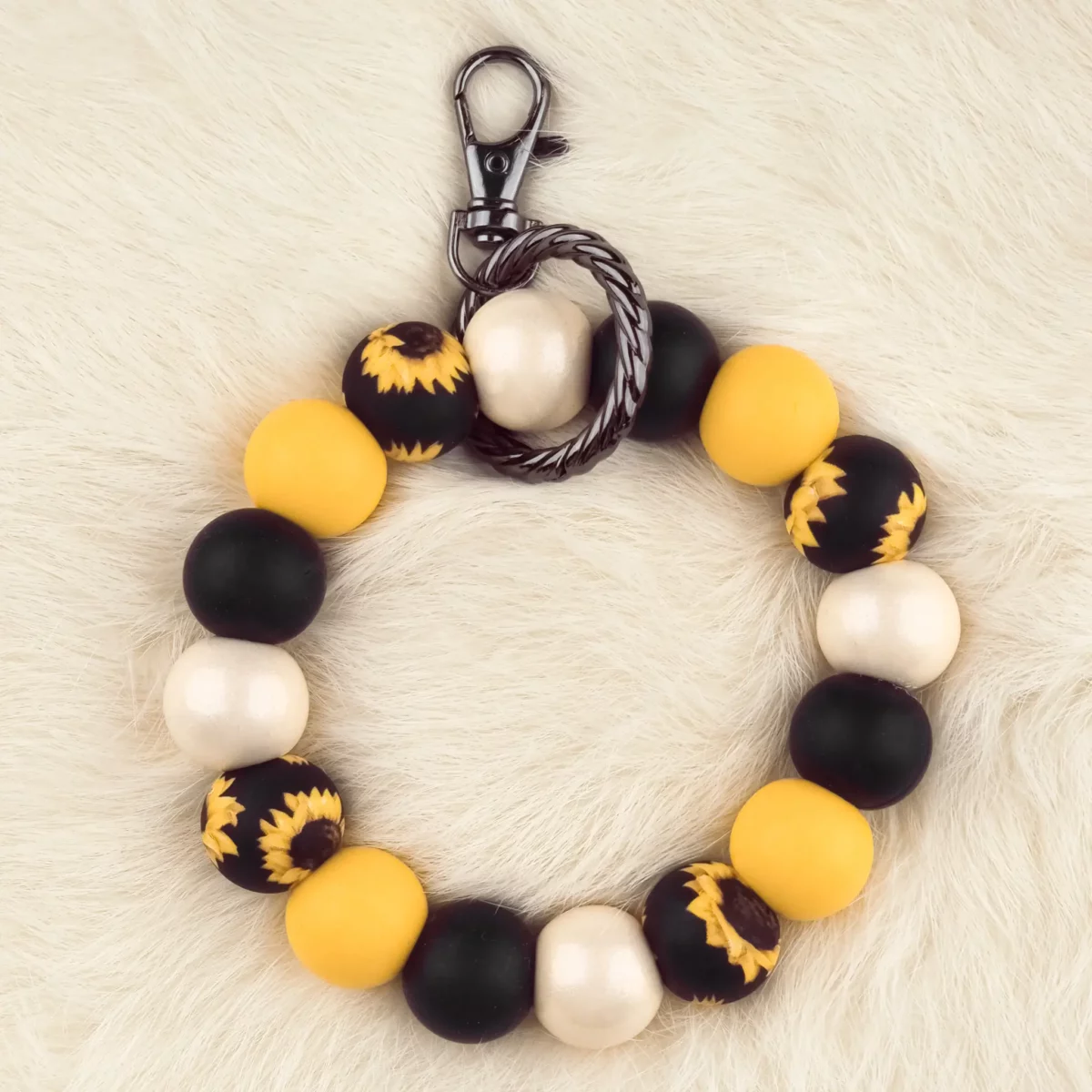 Dit setje bevat alle benodigdheden voor het kunnen maken van een zelfgemaakte Wristlet van siliconen kralen. In dit geval specifiek het type met de kleuren Zonnebloem / Zwart / Ei geel / Abrikoos Parel. Jootjes Haakcadeautjes