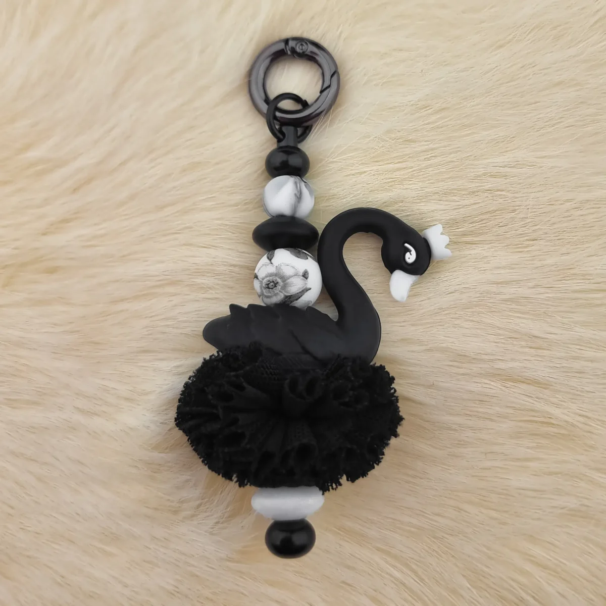 Ce kit contient tous les éléments essentiels pour pouvoir réaliser un pendentif clé / téléphone ou sac fait maison - Cygne - Ruche noire avec perles en silicone. Jootjes Haakcadeautjes