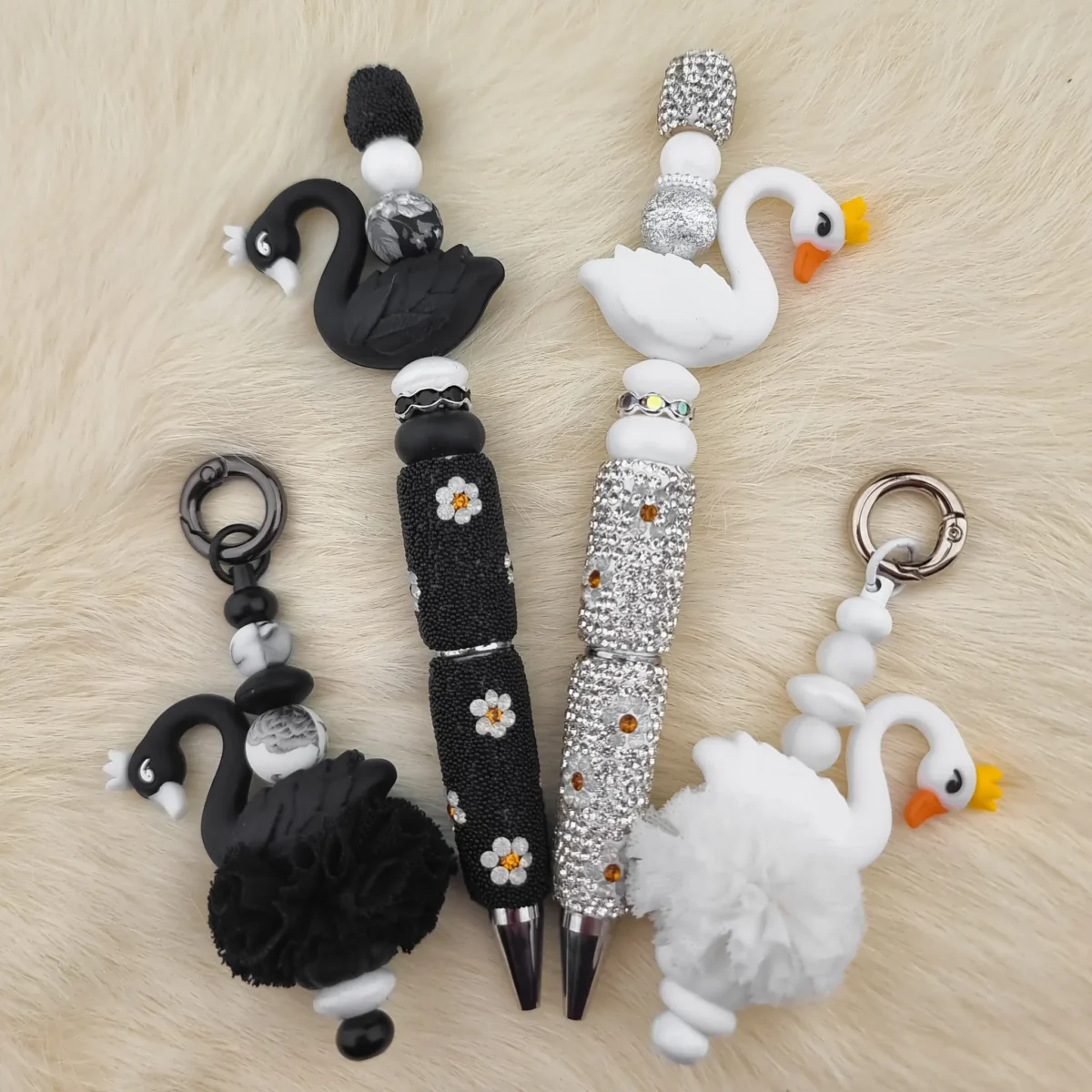 Dit setje bevat alle benodigdheden voor beide pennen uit deze DIY Siliconen Pennen Set - Zwanen -  Zwart / Zilver Bloem . Jootjes Haakcadeautjes
