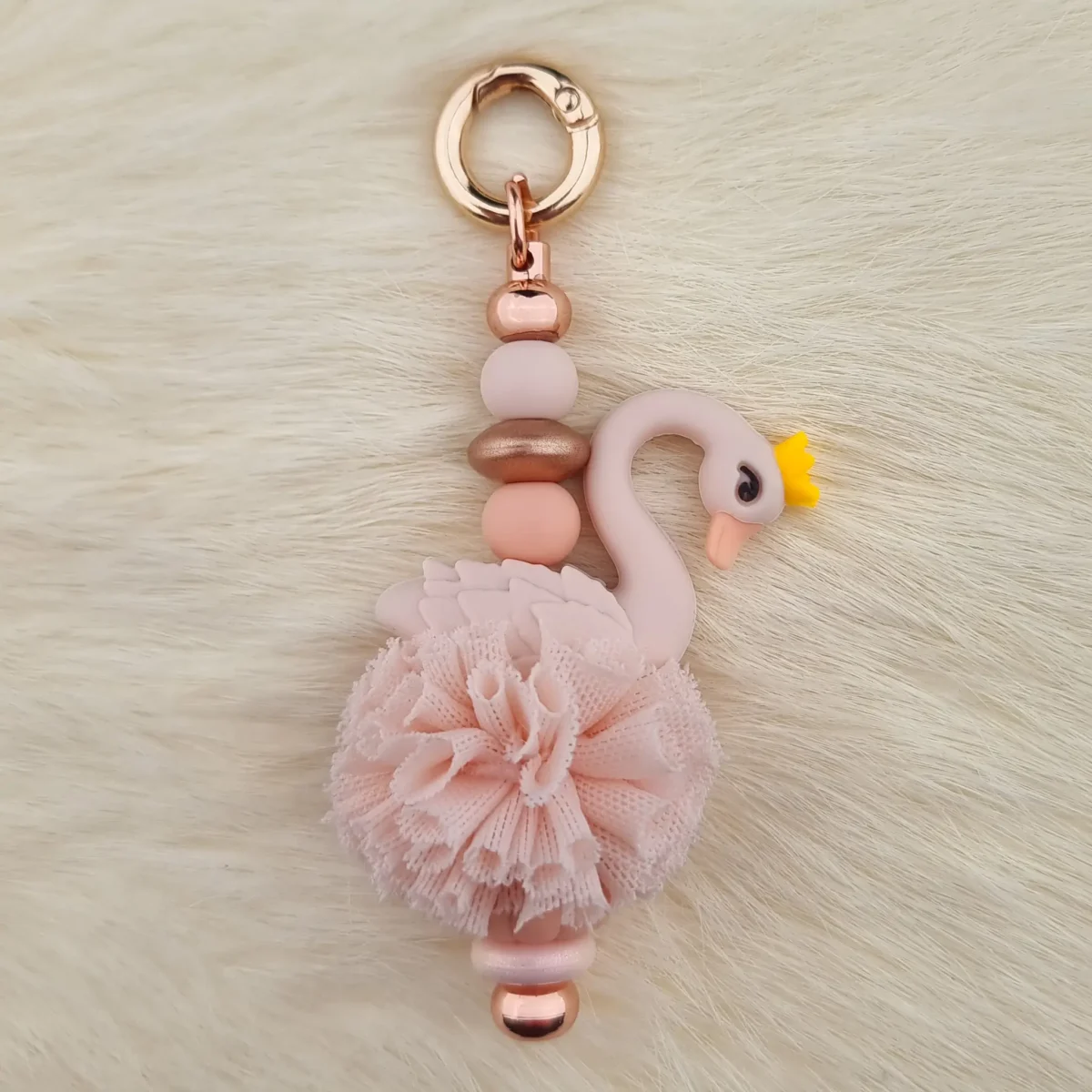 Dit setje bevat alle benodigdheden voor het kunnen maken van een zelfgemaakte Sleutel / Telefoonhanger Zwaantje Astilbe met Ruche met siliconen kralen. Jootjes Haakcadeautjes