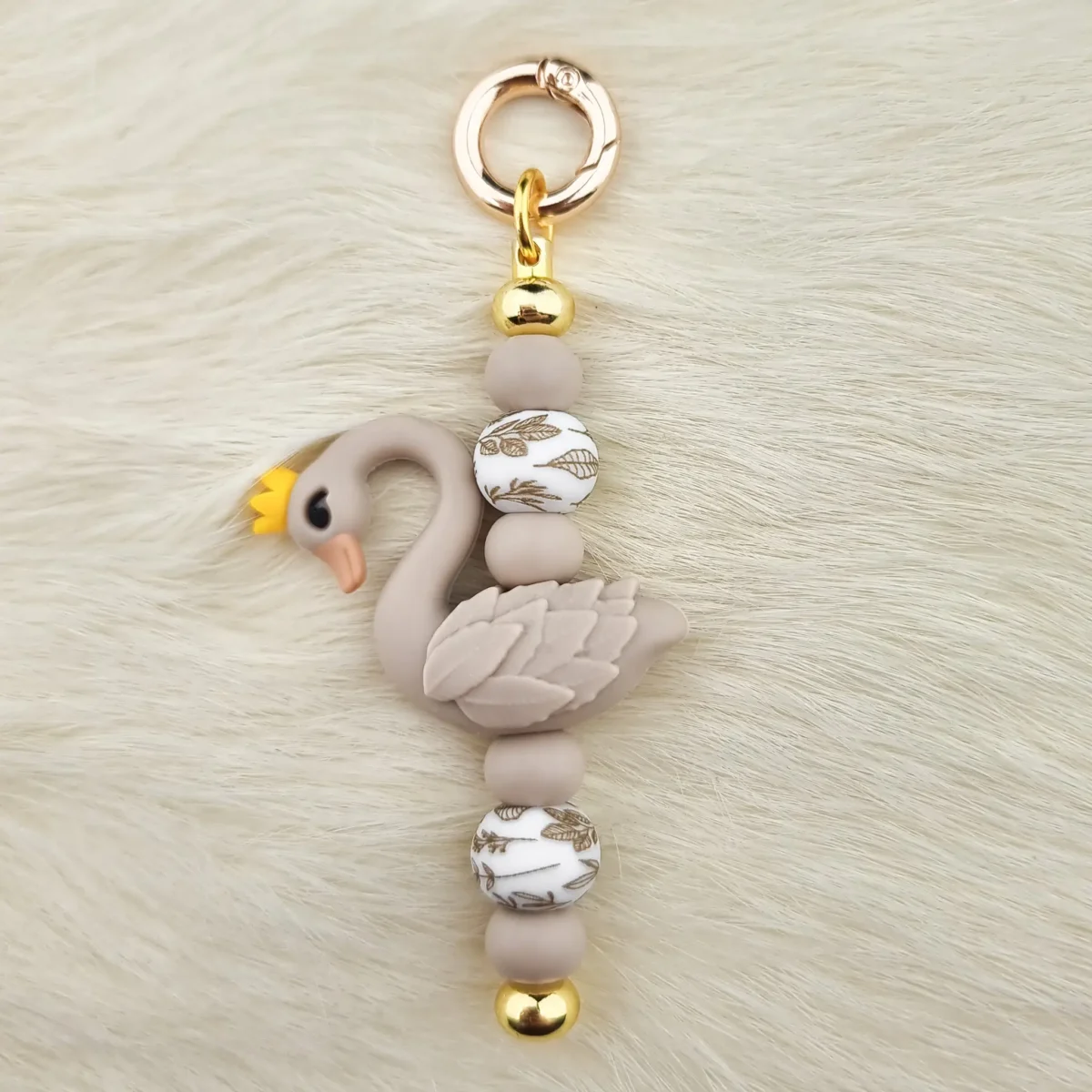 Dit setje bevat alle benodigdheden voor het kunnen maken van een zelfgemaakte Sleutel / Telefoonhanger Zwaantje Taupe met siliconen kralen. Jootjes Haakcadeautjes