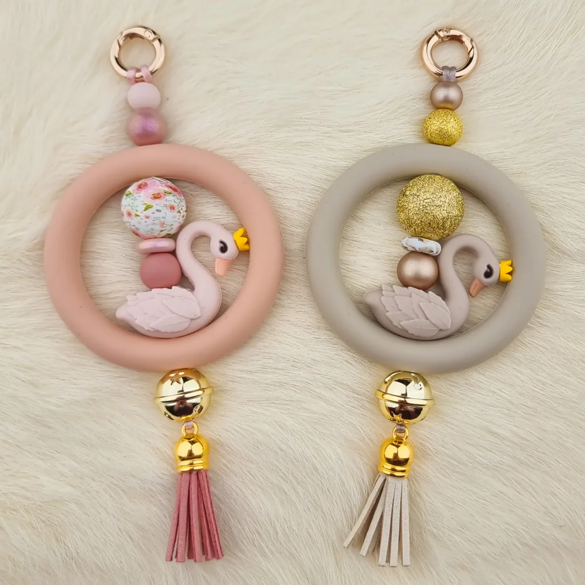 Ce kit contient tous les éléments nécessaires pour créer un Attrapeur de rêves - Petit cygne - Taupe fait maison avec des perles en silicone. Jootjes Haakcadeautjes