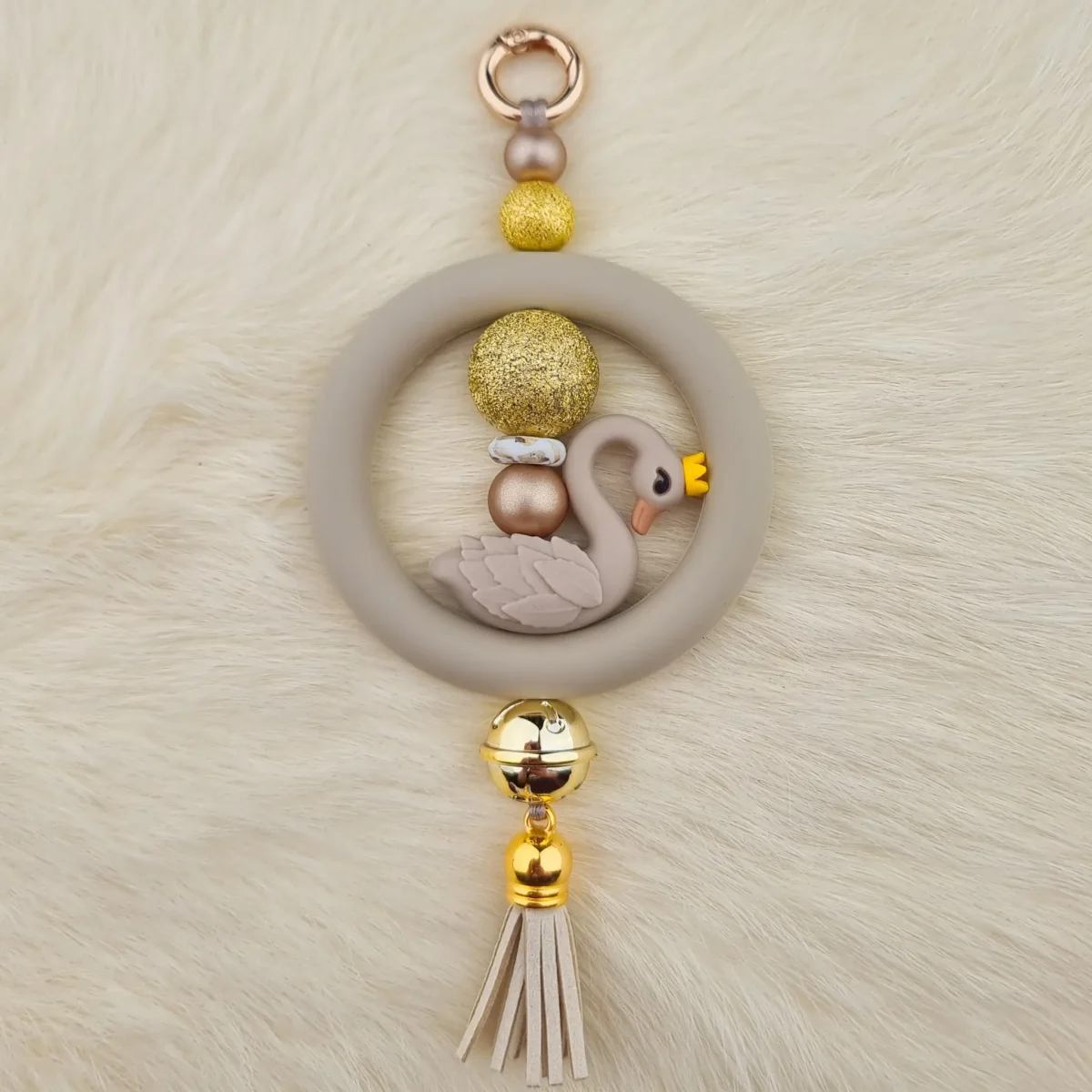 Ce kit contient tous les éléments nécessaires pour créer un Attrapeur de rêves - Petit cygne - Taupe fait maison avec des perles en silicone. Jootjes Haakcadeautjes