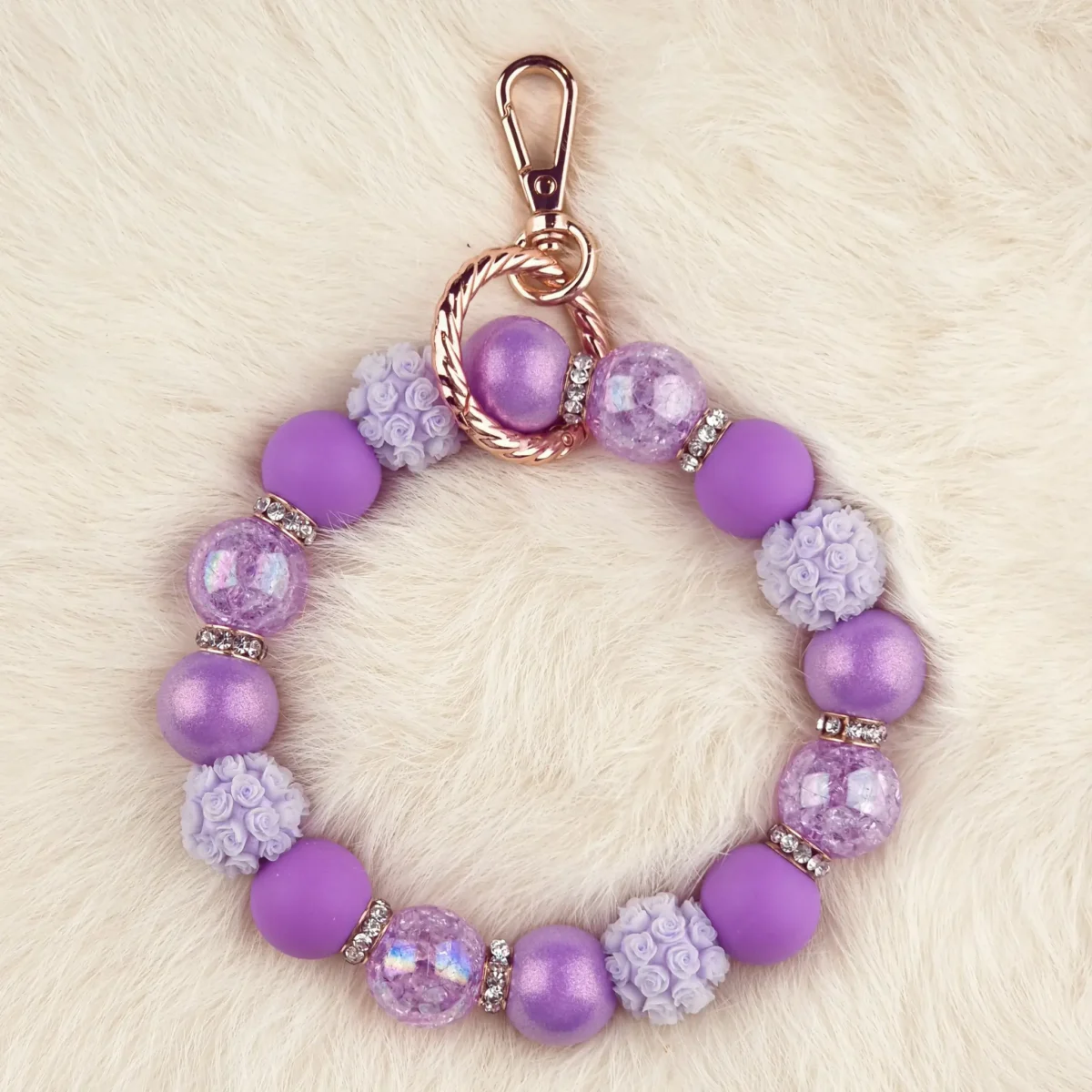 Dit setje bevat alle benodigdheden voor het kunnen maken van een zelfgemaakte Wristlet van siliconen kralen. In dit geval specifiek het type met de kleuren Zacht Paars Parel Print - Violet Roosjes. Jootjes Haakcadeautjes