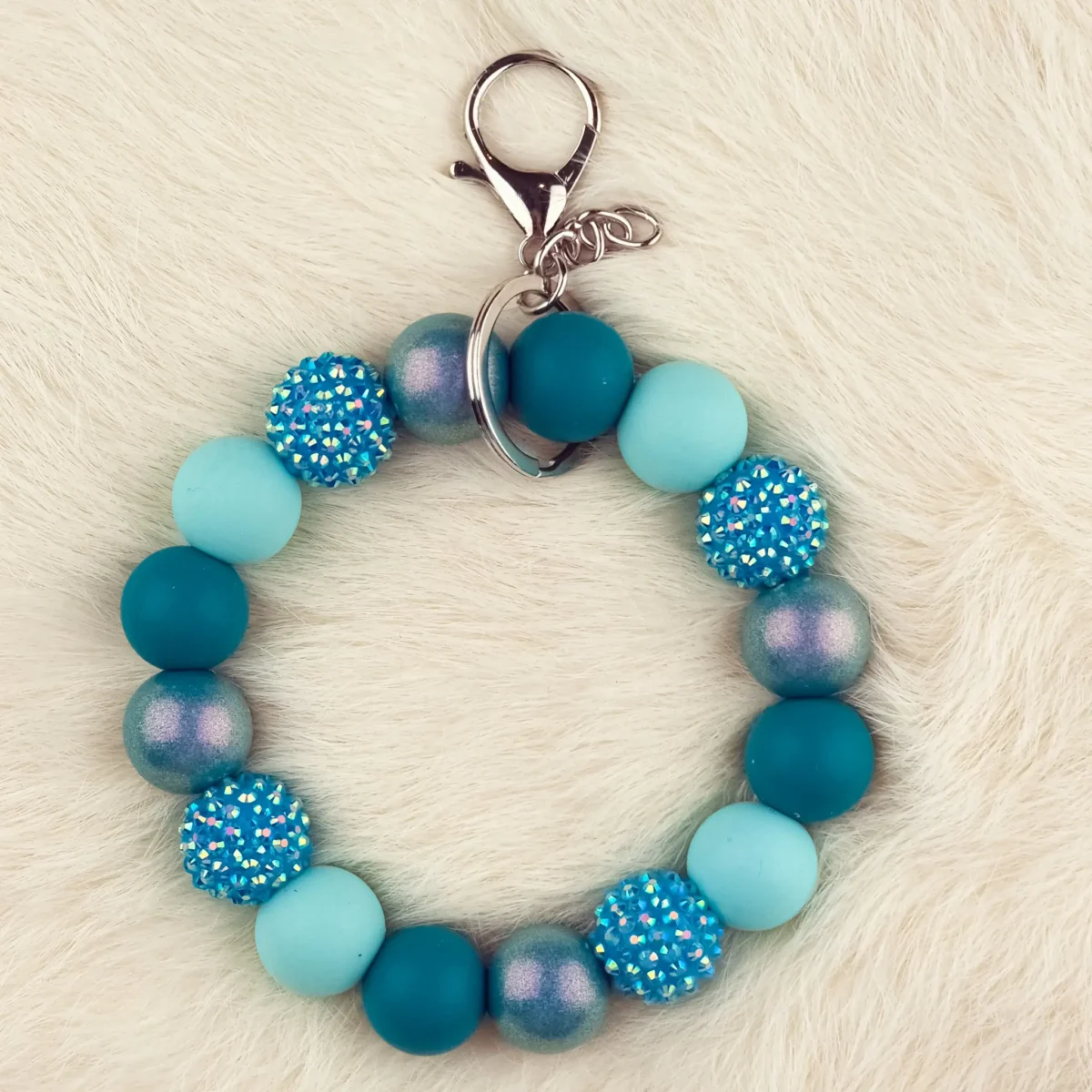 Dit setje bevat alle benodigdheden voor het kunnen maken van een zelfgemaakte Wristlet van siliconen kralen. In dit geval specifiek het type met de kleuren Paradijs Blauw - Acryl Iris Blauw. Jootjes Haakcadeautjes