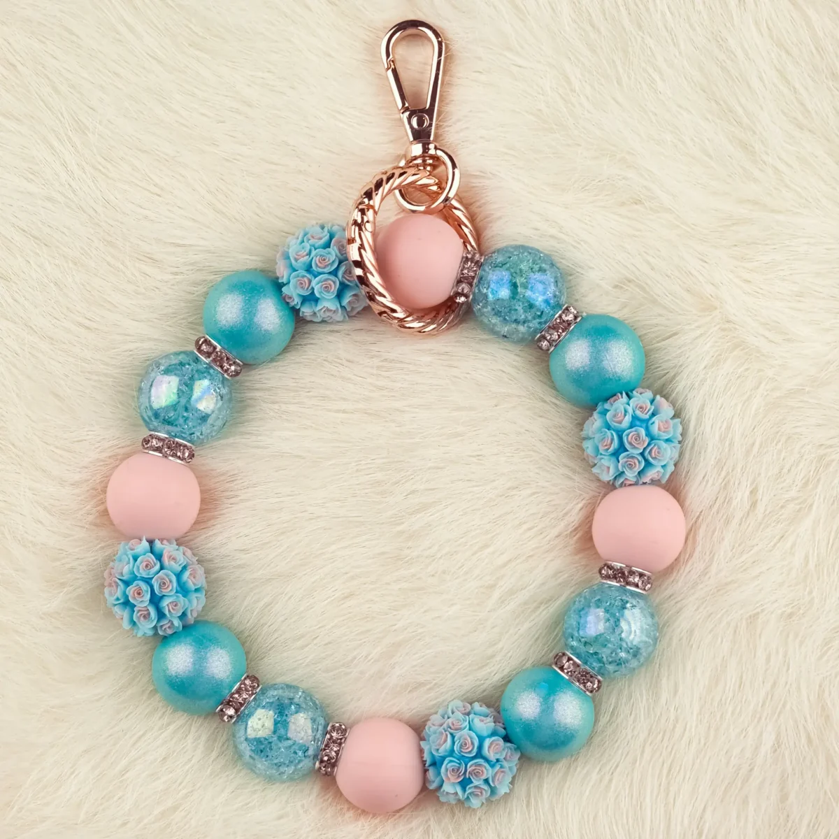 Dit setje bevat alle benodigdheden voor het kunnen maken van een zelfgemaakte Wristlet van siliconen kralen. In dit geval specifiek het type met de kleuren Turquoise Parel Print - Aqua Roosjes. Jootjes Haakcadeautjes