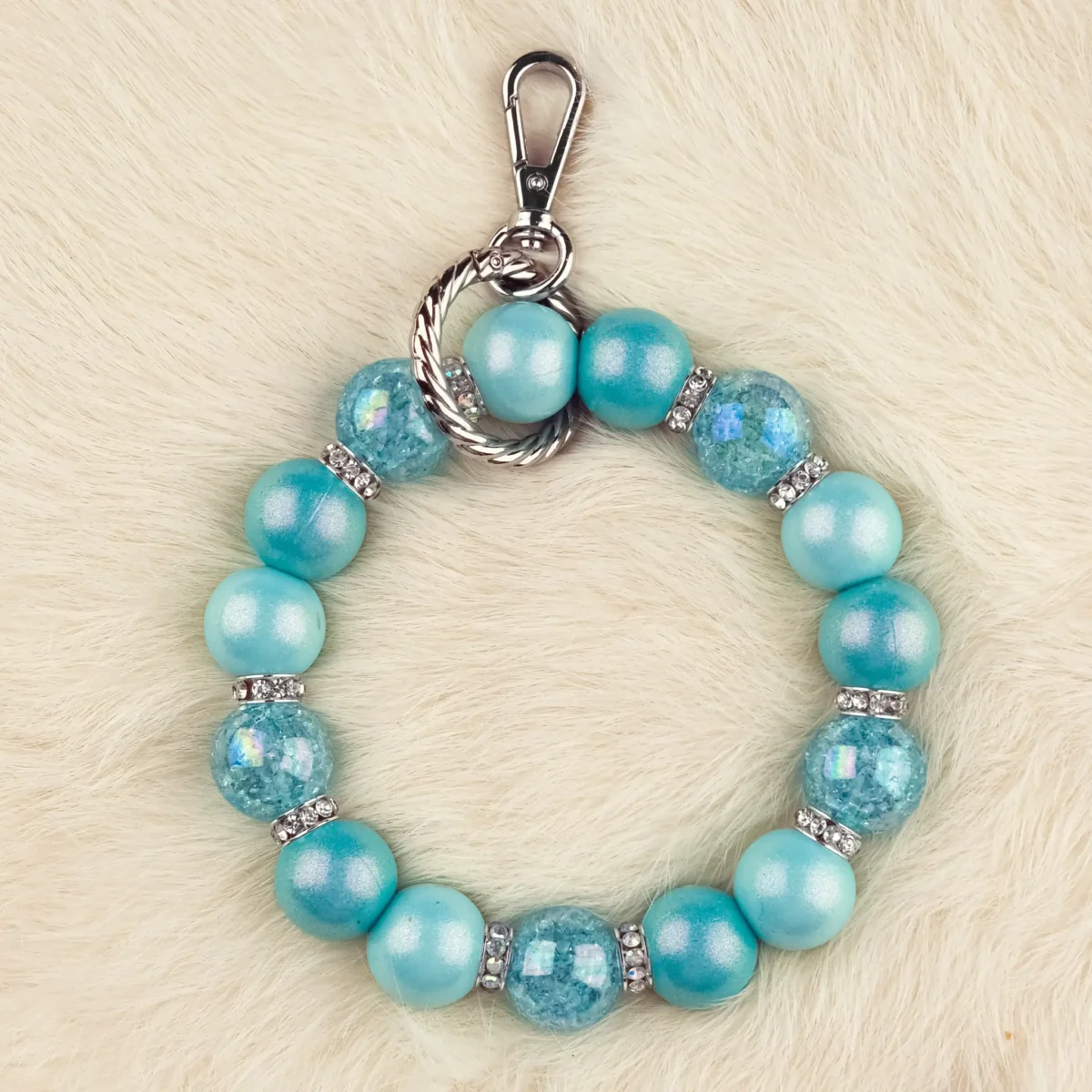 Dit setje bevat alle benodigdheden voor het kunnen maken van een zelfgemaakte Wristlet van siliconen kralen. In dit geval specifiek het type met de kleuren Crackle Cyaan - Paradijs Parel Print. Jootjes Haakcadeautjes