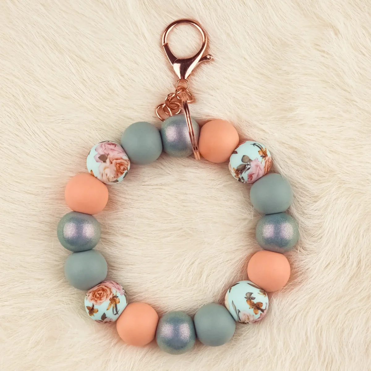 Dit setje bevat alle benodigdheden voor het kunnen maken van een zelfgemaakte Wristlet van siliconen kralen. In dit geval specifiek het type met de kleuren Rock and Roses - Salie Parel Print. Jootjes Haakcadeautjes
