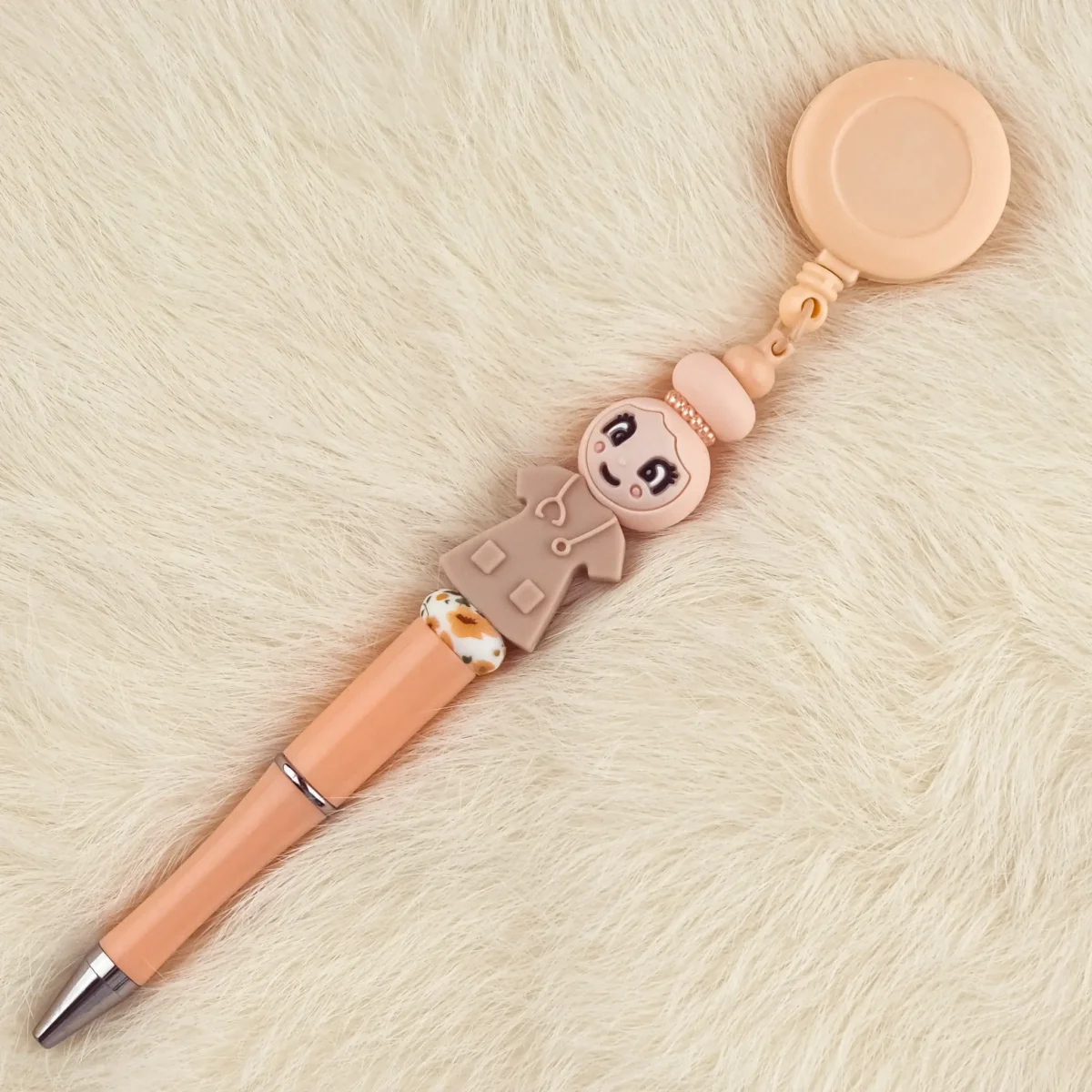 Dit setje bevat alle benodigdheden voor het kunnen maken van een zelfgemaakte Badgehouder met Pen - Cantaloupe van siliconen kralen. Jootjes Haakcadeautjes