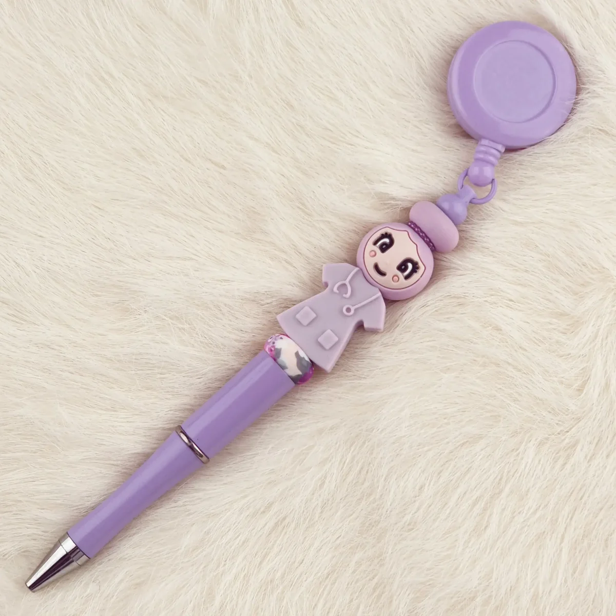 Dit setje bevat alle benodigdheden voor het kunnen maken van een zelfgemaakte Badgehouder met Pen Nurse lila. Jootjes Haakcadeautjes