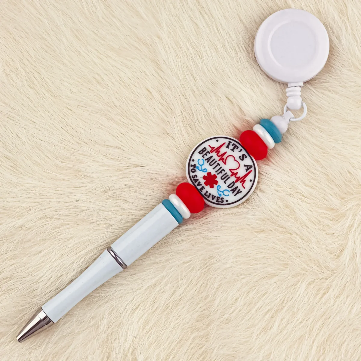 Dit setje bevat alle benodigdheden voor het kunnen maken van een zelfgemaakte Badgehouder met Pen - Beautiful Day van siliconen kralen. Jootjes Haakcadeautjes