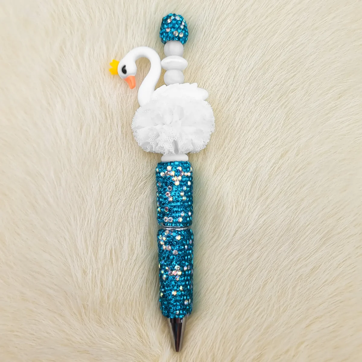 Dit setje bevat alle benodigdheden voor het kunnen maken van een zelfgemaakte Kralen pen Sparkle - Cyaan / Zwaan Wit van siliconen kralen. Jootjes Haakcadeautjes