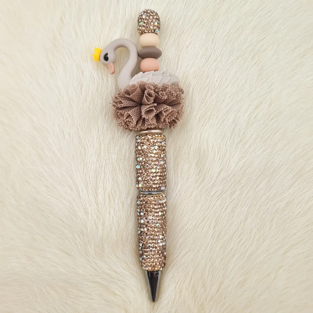 Dit setje bevat alle benodigdheden voor het kunnen maken van een zelfgemaakte Kralen pen Sparkle - Gold / Zwaan Taupe met ruche van siliconen kralen. Jootjes Haakcadeautjes