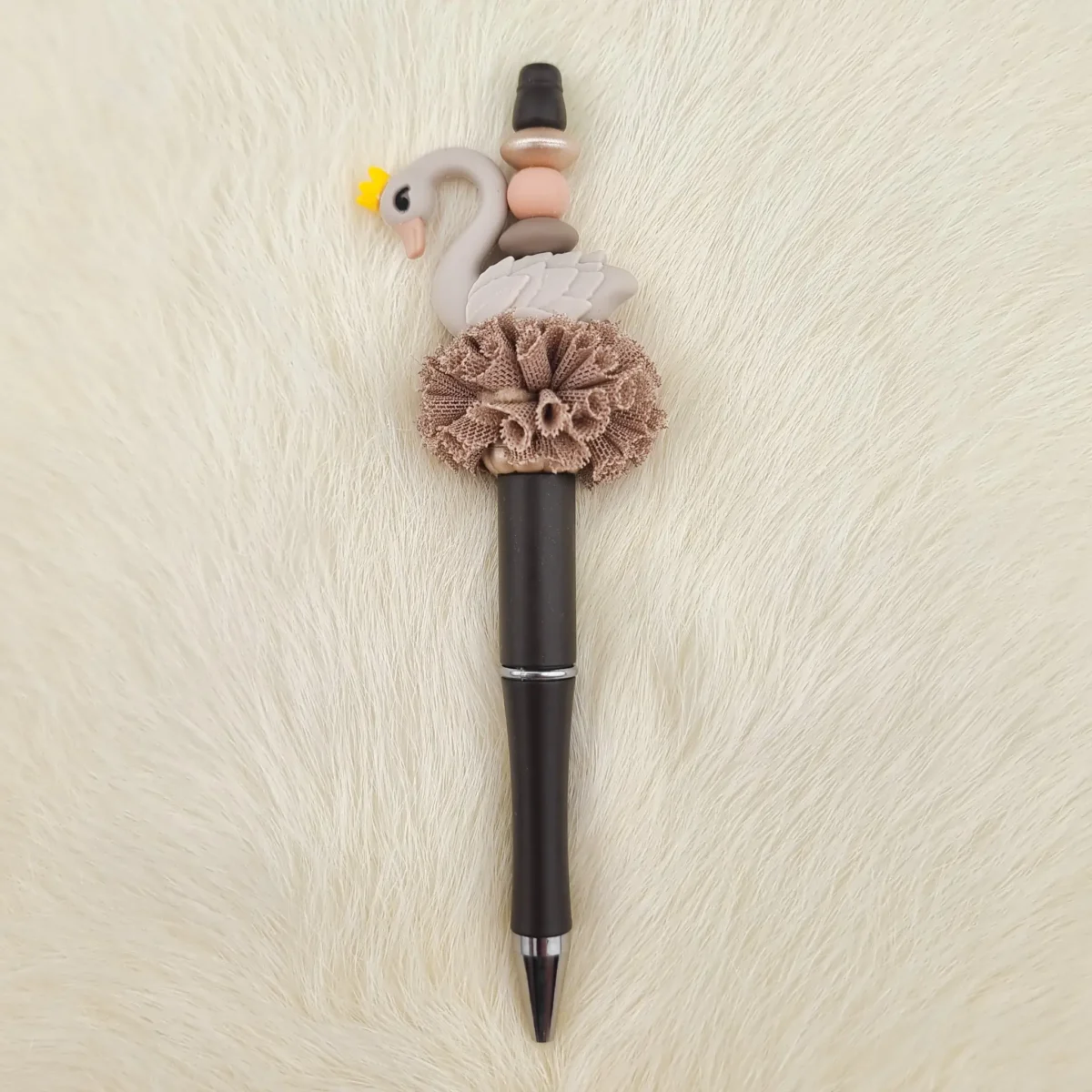 Dit setje bevat alle benodigdheden voor het kunnen maken van een zelfgemaakte Kralen pen Choco / Zwaan Taupe van siliconen kralen. Jootjes Haakcadeautjes