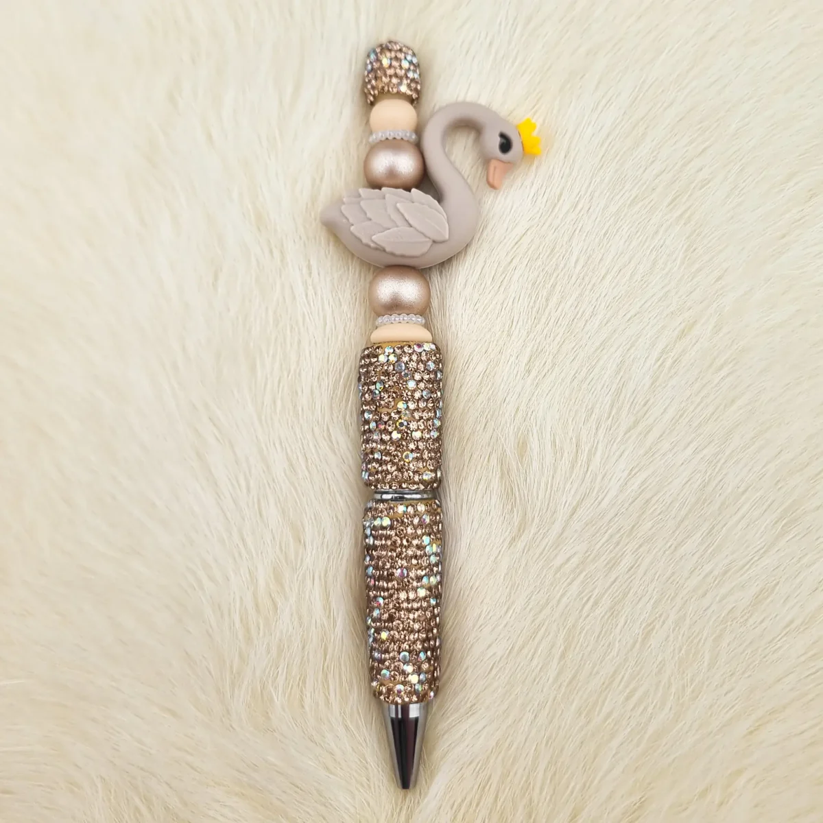 Dit setje bevat alle benodigdheden voor het kunnen maken van een zelfgemaakte Kralen pen Sparkle - Gold / Zwaan Taupe van siliconen kralen. Jootjes Haakcadeautjes