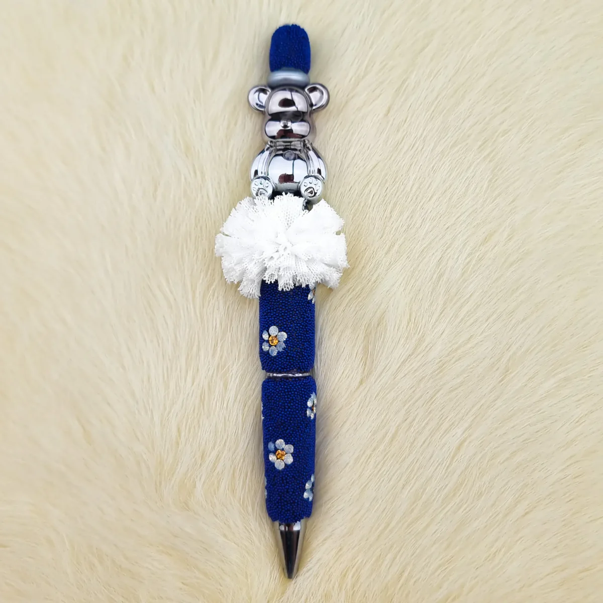 Dit setje bevat alle benodigdheden voor het kunnen maken van een zelfgemaakte Kralen Pebble Pen - Konings Beer Konings Blauw van siliconen kralen. Jootjes Haakcadeautjes