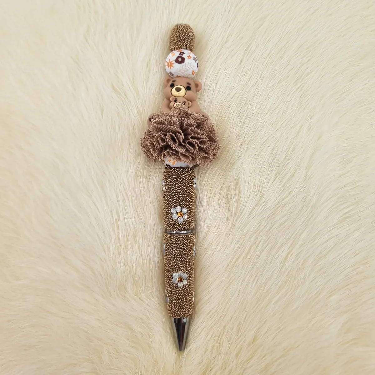 Dit setje bevat alle benodigdheden voor het kunnen maken van een zelfgemaakte Kralen pen Champagne Knuffel Beer van siliconen kralen. Jootjes Haakcadeautjes