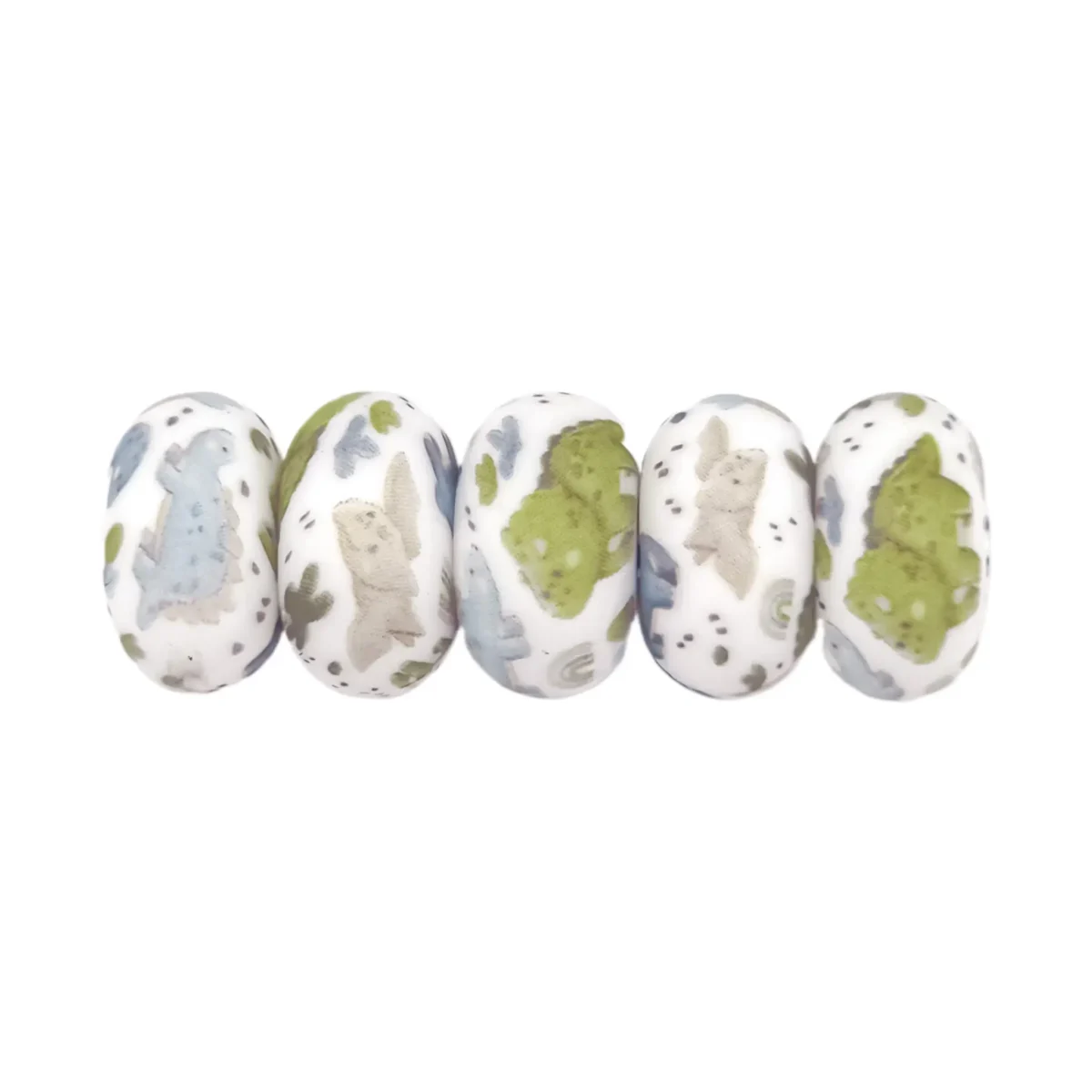 Formaat: 14 mm Kleur: Dino Print   Materiaal: Volgens EN-71 veilig getest siliconen. BPA-vrij, Ftalaat-vrij, PVC-vrij en vrij van alle overige schadelijke chemische stoffen zoals getest middels EN-71. Hierdoor geschikt voor speen koorden en CE-gecertificeerd eindproduct zoals een bijtring.   Jootjes Haakcadeautjes