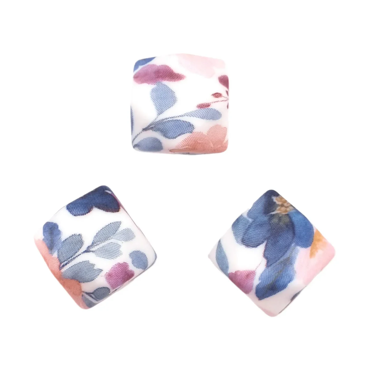 Formaat: 14 mm Kleur: Aquarel Print Materiaal: Volgens EN-71 veilig getest siliconen. BPA-vrij, Ftalaat-vrij, PVC-vrij en vrij van alle overige schadelijke chemische stoffen zoals getest middels EN-71. Hierdoor geschikt voor speenkoorden en CE-gecertificeerd eindproduct zoals een bijtring.   Jootjes Haakcadeautjes