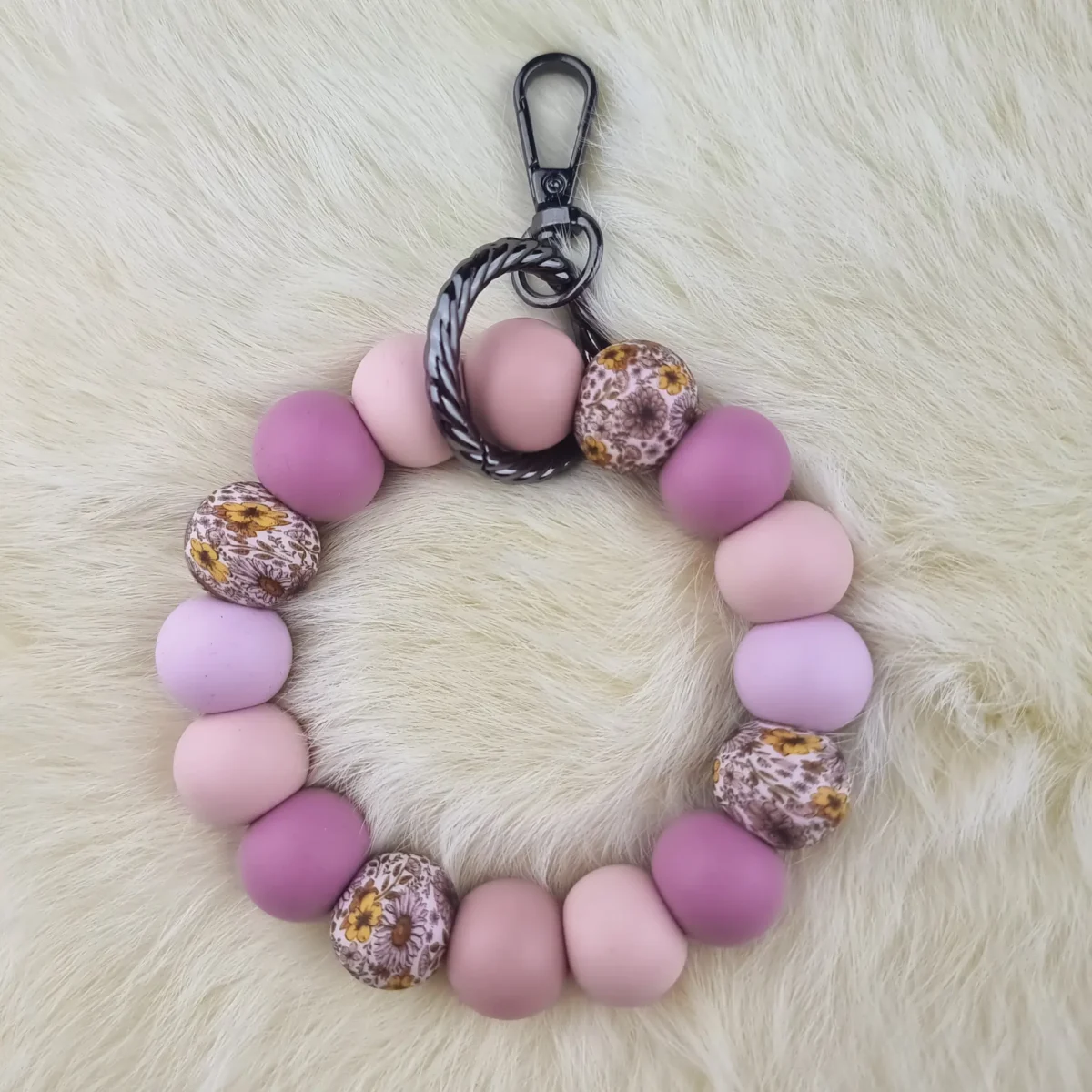 Dit setje bevat alle benodigdheden voor het kunnen maken van een zelfgemaakte Wristlet van siliconen kralen. In dit geval specifiek het type met de kleuren Everlasting - Mauve - Blossom. Jootjes Haakcadeautjes