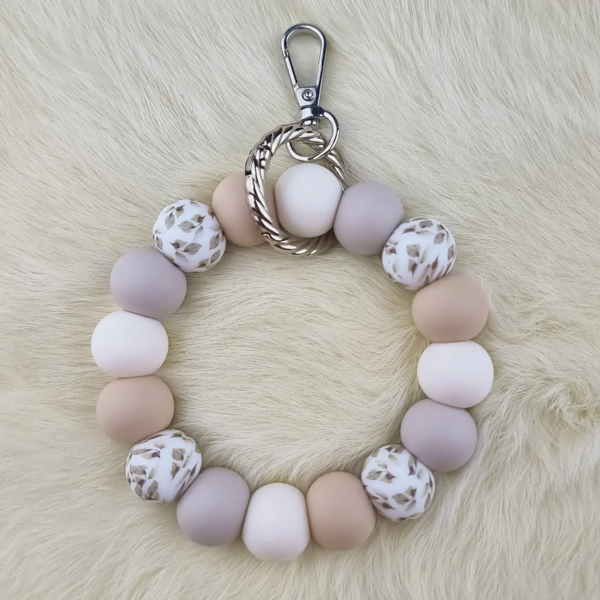 Dit setje bevat alle benodigdheden voor het kunnen maken van een zelfgemaakte Wristlet van siliconen kralen. In dit geval specifiek het type met de kleuren Desert Sage - Kokos - Wood. Jootjes Haakcadeautjes