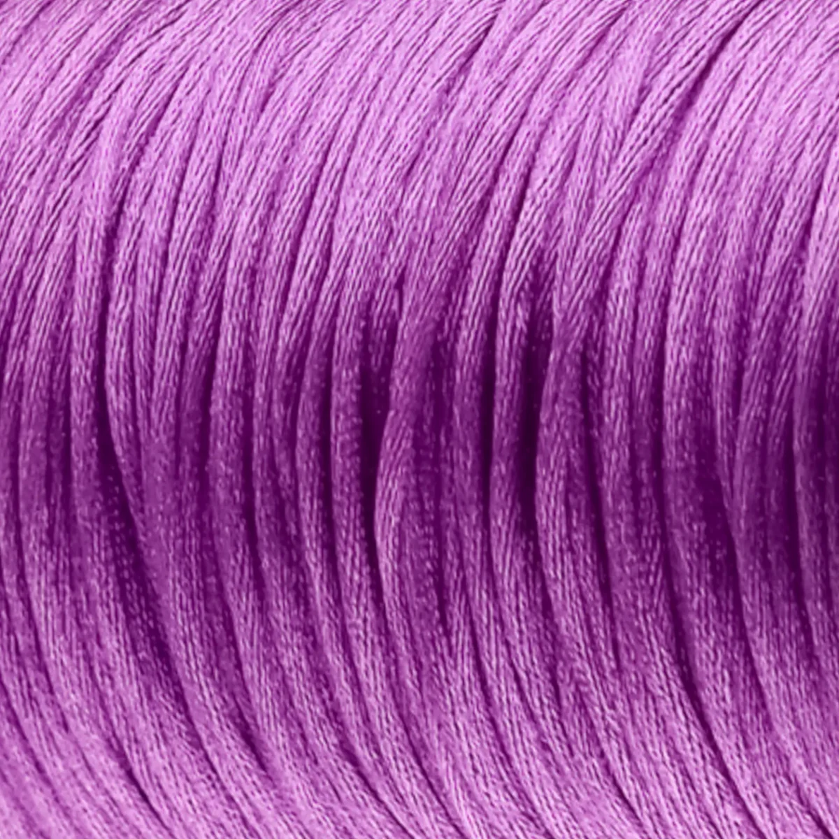 <ul> <li> Satijnkoord.</li> <li> Kleur: Zacht Paars</li> <li> Dikte: 2 mm</li> <li> Beschikbaar per meter.</li> </ul> Lees meer over de toepassing van satijnkoord onderaan de pagina. Jootjes Haakcadeautjes