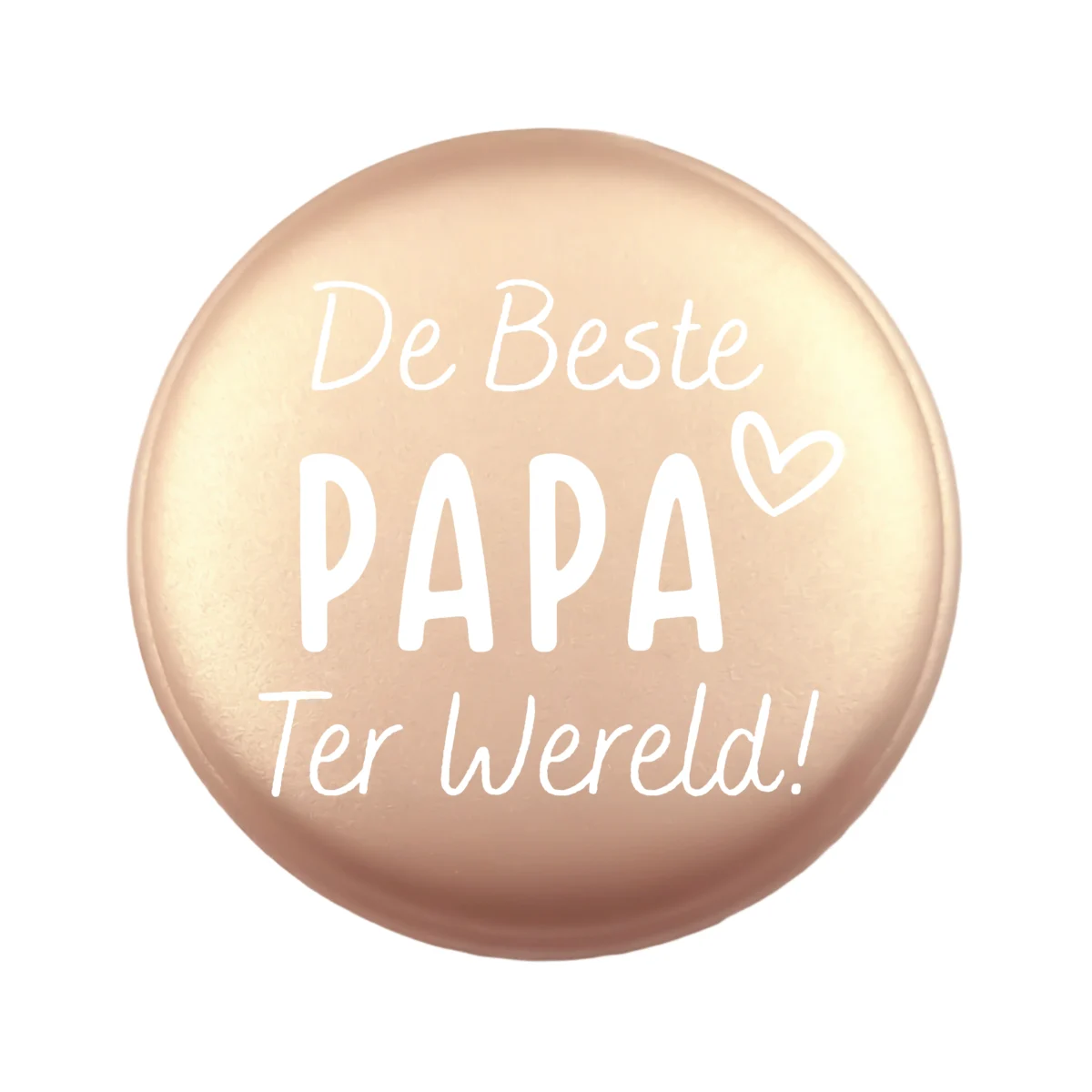 <ul> <li>Gravering: De Beste Papa Ter Wereld</li> <li>Wensmuntje van 30 mm - Uniek Design! - Design geregistreerd</li> <li>Speciale Custom made siliconen kralen</li> <li>Deze kralen worden gemaakt met een speciale unieke productietechniek!</li> <li>Meerdere Nugget kleuren te kiezen.</li> <li>Gat van boven naar beneden</li> <li>Hoge kwaliteit baby veilig siliconen</li> <li>Veilig volgens EN-71 chemische testen!</li> </ul> Perfect voor het gebruik op onze wijnstoppers, sleutelhangers, flesopeners, jashangers, notitieboekjes en meer. Jootjes Haakcadeautjes
