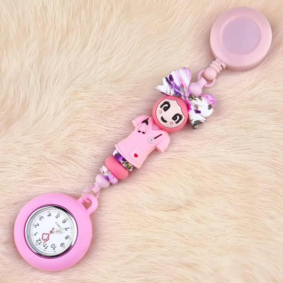 Dit setje bevat alle benodigdheden voor het kunnen maken van een zelfgemaakte Verpleeg Klokje - Set Poeder Roze Jootjes Haakcadeautjes