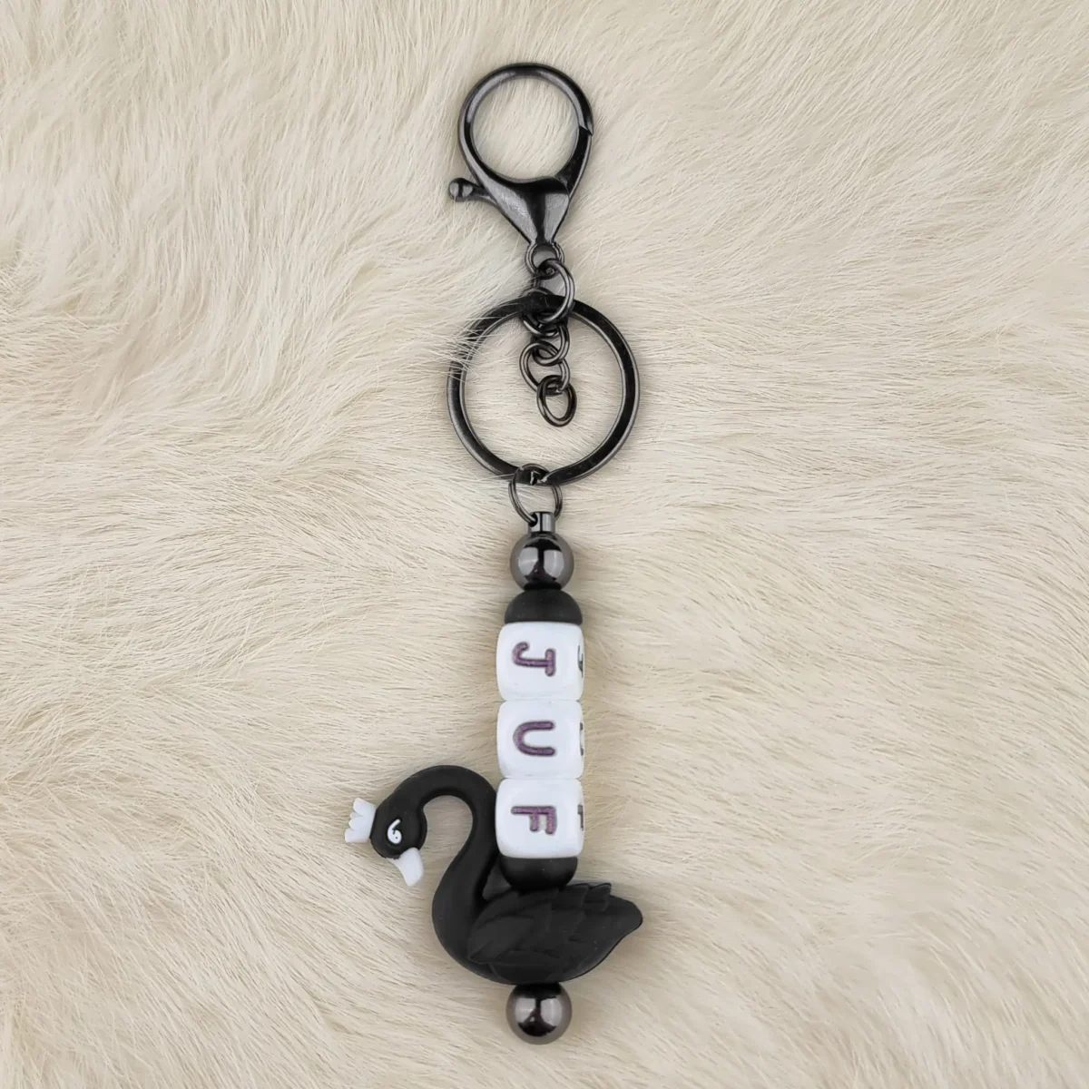 Dit setje bevat alle benodigdheden voor het kunnen maken van een zelfgemaakte Sleutel / Telefoonhanger Zwaantje Parel Zwart met siliconen kralen. Jootjes Haakcadeautjes