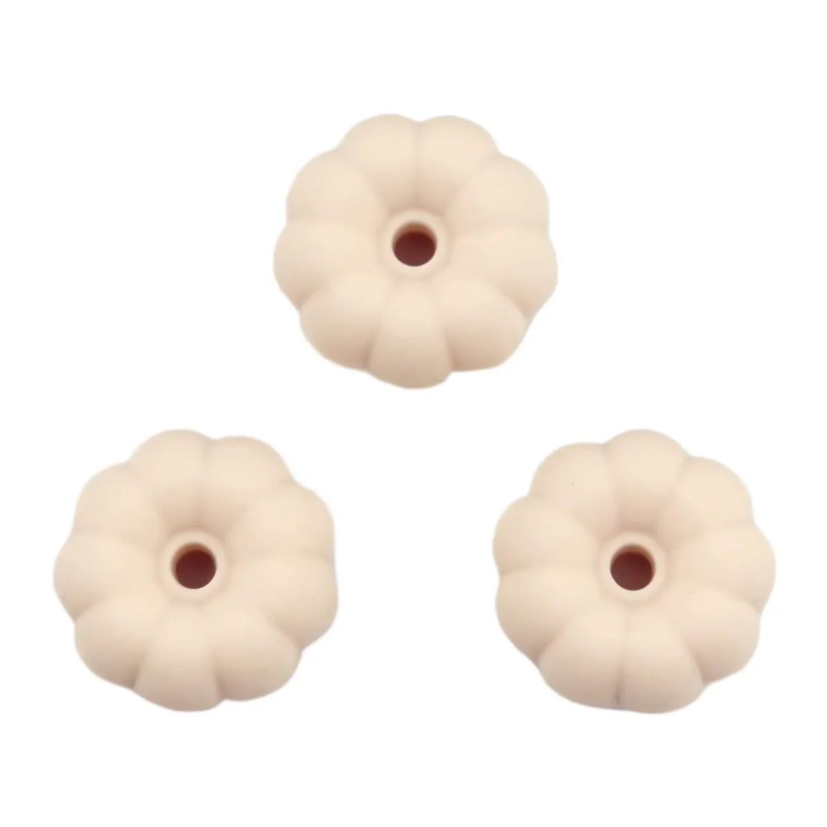 Kleurcode: Ivory Maat: 8 mm x 16 mm Type: Pompoen Jootjes Haakcadeautjes