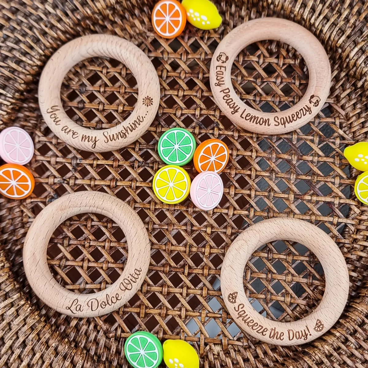 <ul> <li>Houten ringen van beukenhout formaat 7 cm.</li> <li>Gegraveerd met tekst "Squeeze the Day"</li> <li>Hoge kwaliteit baby veilig beukenhout</li> <li>Veilig volgens EN-71 en vrij van formaldehyde</li> </ul> Bijpassend bij het haakpatroon van <a href="https://www.knufl.nl/products/rammelaar-citrus">Knufl</a> voor de Citrus Rammelaars! Met dit patroon heb je de mogelijkheid om maar liefst 4 verschillende rammelaars te maken! Jootjes Haakcadeautjes