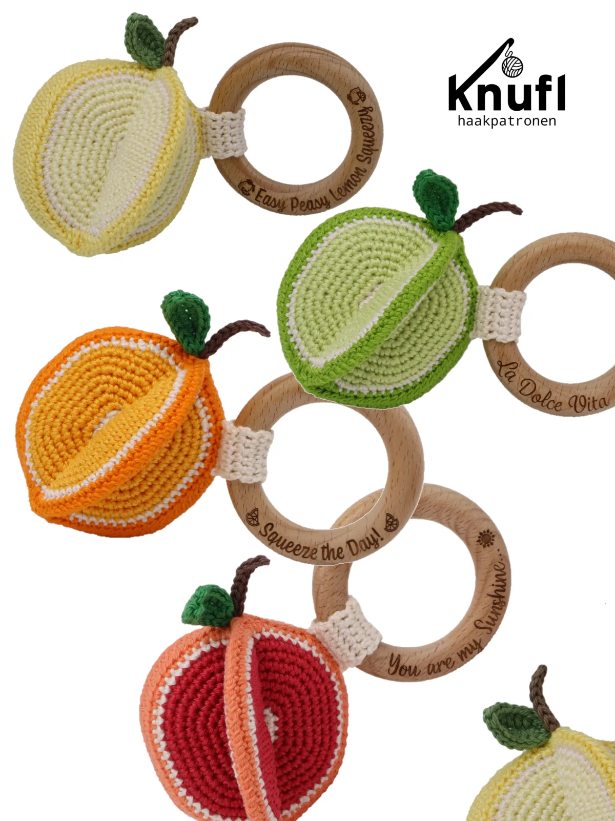<ul> <li>Houten ringen van beukenhout formaat 7 cm.</li> <li>Gegraveerd met tekst "Squeeze the Day"</li> <li>Hoge kwaliteit baby veilig beukenhout</li> <li>Veilig volgens EN-71 en vrij van formaldehyde</li> </ul> Bijpassend bij het haakpatroon van <a href="https://www.knufl.nl/products/rammelaar-citrus">Knufl</a> voor de Citrus Rammelaars! Met dit patroon heb je de mogelijkheid om maar liefst 4 verschillende rammelaars te maken! Jootjes Haakcadeautjes