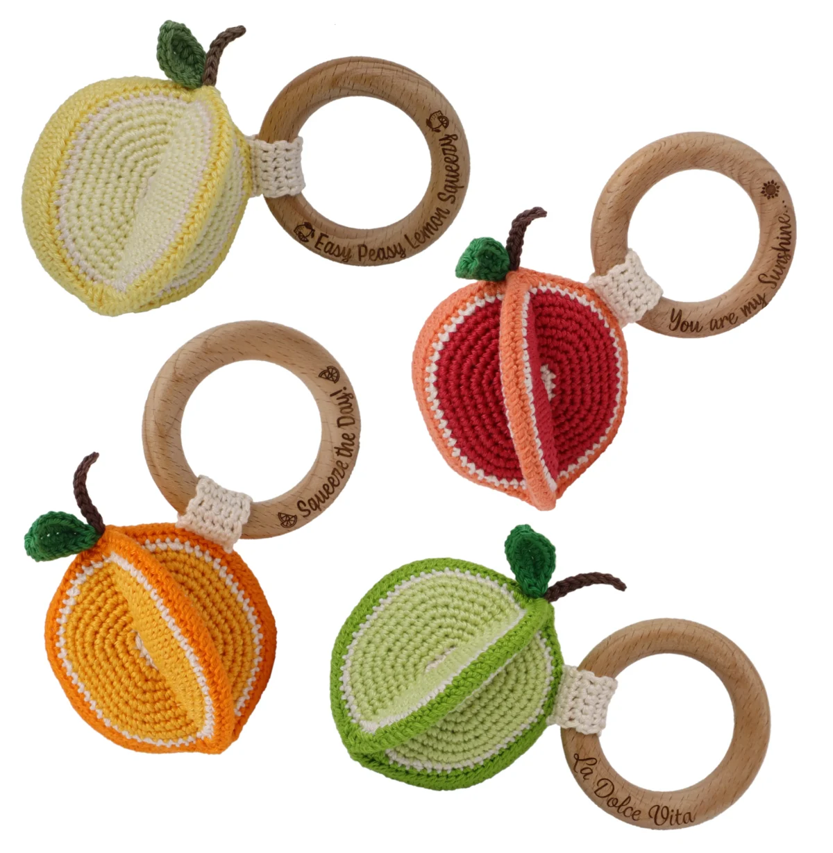 <ul> <li>Houten ringen van beukenhout formaat 7 cm.</li> <li>Gegraveerd met tekst "Squeeze the Day"</li> <li>Hoge kwaliteit baby veilig beukenhout</li> <li>Veilig volgens EN-71 en vrij van formaldehyde</li> </ul> Bijpassend bij het haakpatroon van <a href="https://www.knufl.nl/products/rammelaar-citrus">Knufl</a> voor de Citrus Rammelaars! Met dit patroon heb je de mogelijkheid om maar liefst 4 verschillende rammelaars te maken! Jootjes Haakcadeautjes