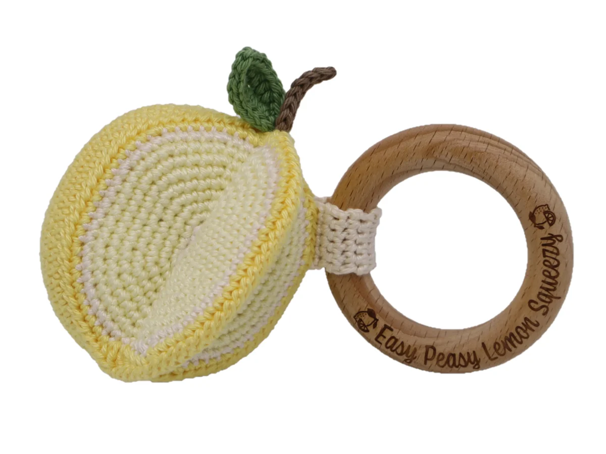 <ul> <li>Houten ringen van beukenhout formaat 7 cm.</li> <li>Gegraveerd met tekst "Squeeze the Day"</li> <li>Hoge kwaliteit baby veilig beukenhout</li> <li>Veilig volgens EN-71 en vrij van formaldehyde</li> </ul> Bijpassend bij het haakpatroon van <a href="https://www.knufl.nl/products/rammelaar-citrus">Knufl</a> voor de Citrus Rammelaars! Met dit patroon heb je de mogelijkheid om maar liefst 4 verschillende rammelaars te maken! Jootjes Haakcadeautjes