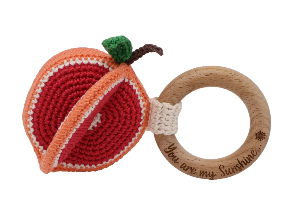 <ul> <li>Houten ringen van beukenhout formaat 7 cm.</li> <li>Gegraveerd met tekst "Squeeze the Day"</li> <li>Hoge kwaliteit baby veilig beukenhout</li> <li>Veilig volgens EN-71 en vrij van formaldehyde</li> </ul> Bijpassend bij het haakpatroon van <a href="https://www.knufl.nl/products/rammelaar-citrus">Knufl</a> voor de Citrus Rammelaars! Met dit patroon heb je de mogelijkheid om maar liefst 4 verschillende rammelaars te maken! Jootjes Haakcadeautjes