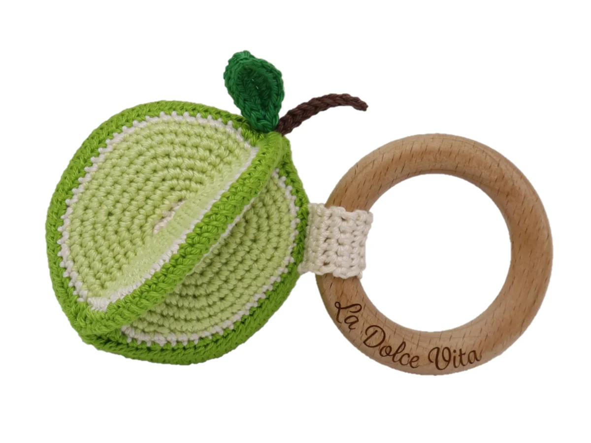 <ul> <li>Houten ringen van beukenhout formaat 7 cm.</li> <li>Gegraveerd met tekst "Squeeze the Day"</li> <li>Hoge kwaliteit baby veilig beukenhout</li> <li>Veilig volgens EN-71 en vrij van formaldehyde</li> </ul> Bijpassend bij het haakpatroon van <a href="https://www.knufl.nl/products/rammelaar-citrus">Knufl</a> voor de Citrus Rammelaars! Met dit patroon heb je de mogelijkheid om maar liefst 4 verschillende rammelaars te maken! Jootjes Haakcadeautjes